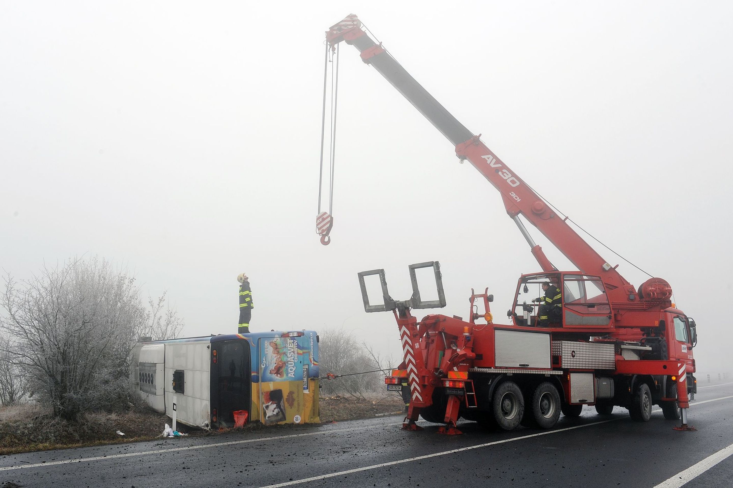 Nehoda autobusu s dětmi u Panenského Týnce - 4 - GALERIE: Nehoda autobusu s dětmi u Panenského Týnce (11/25)