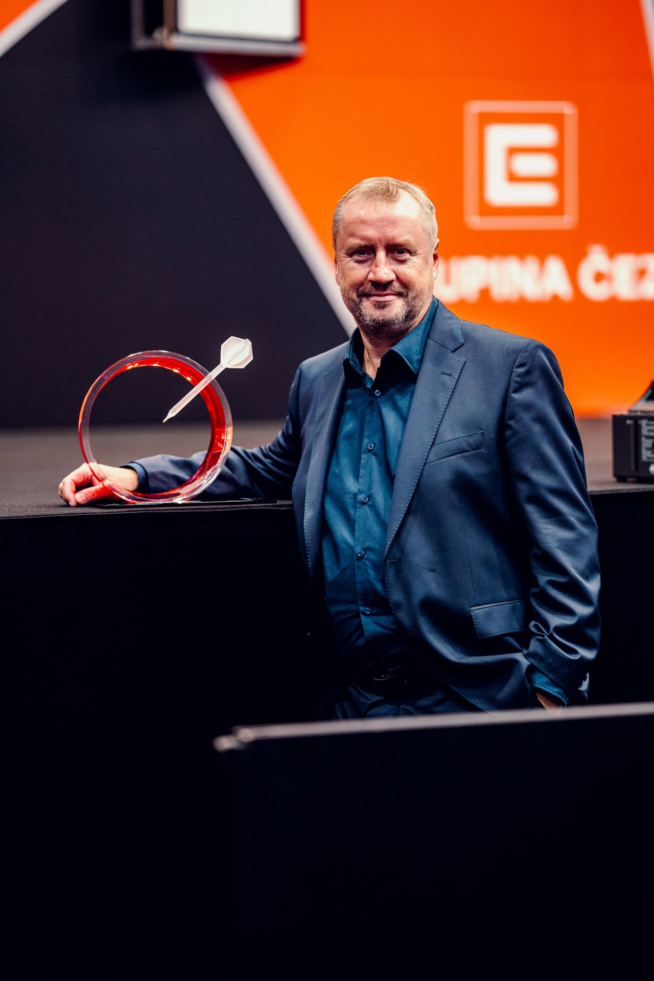 Pavel Korda s trofejí pro vítěze ČEZ Czech Darts Open - ČEZ Czech Darts Open 2026 (3/20)