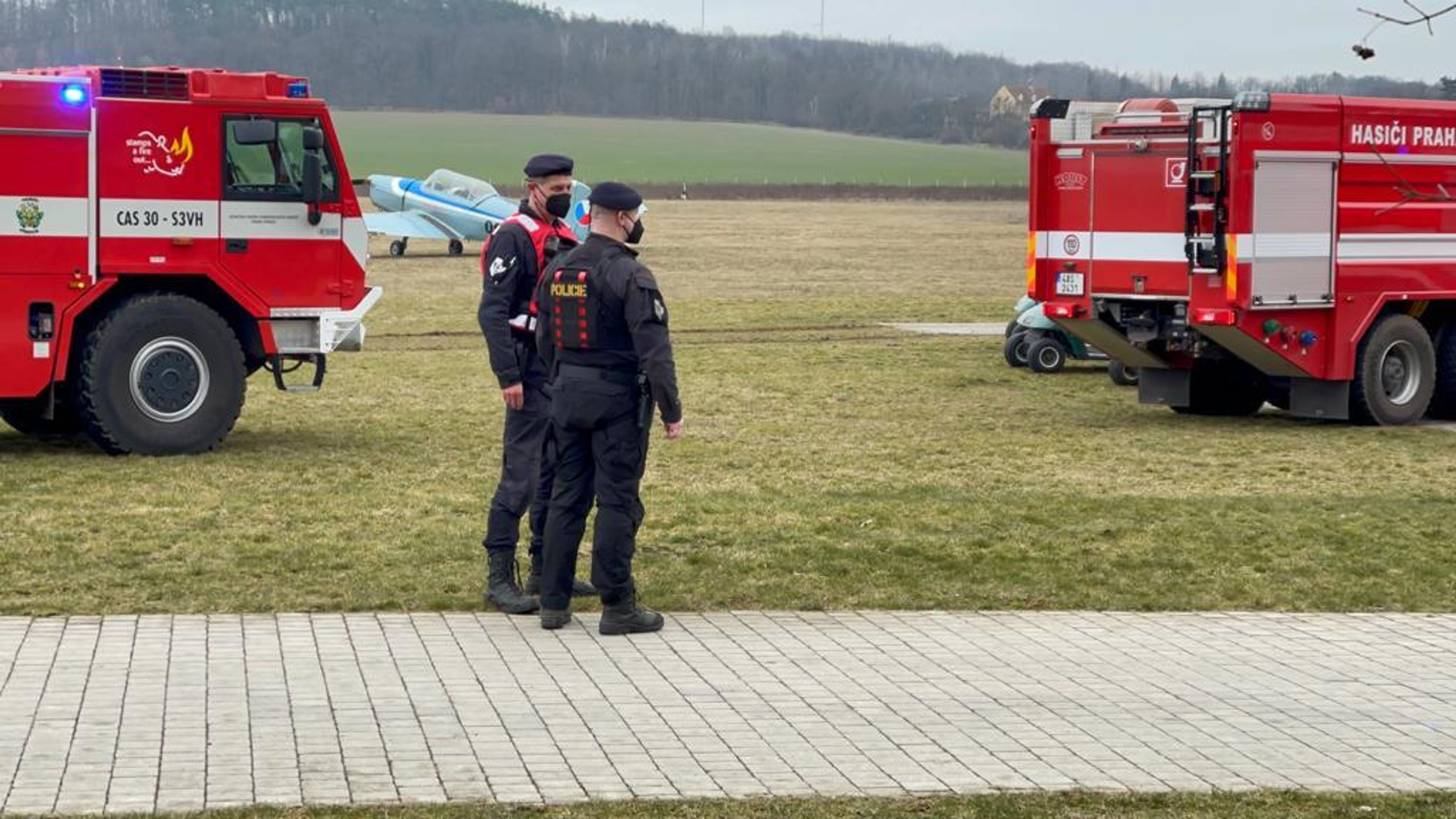 Požár v areálu letiště na Točné - 16 - GALERIE: Požár v areálu letiště na Točné (16/25)