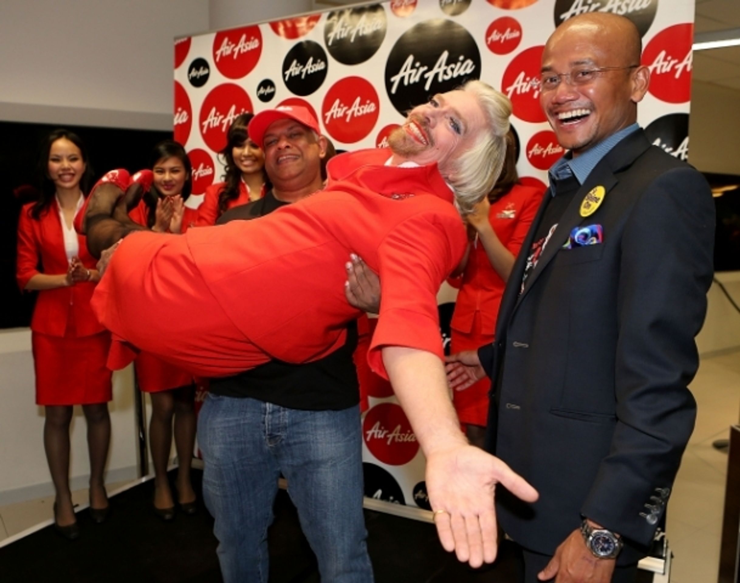Richard Branson jako vousatá letuška - 4 - GALERIE: Miliardář Branson jako vousatá letuška (3/10)