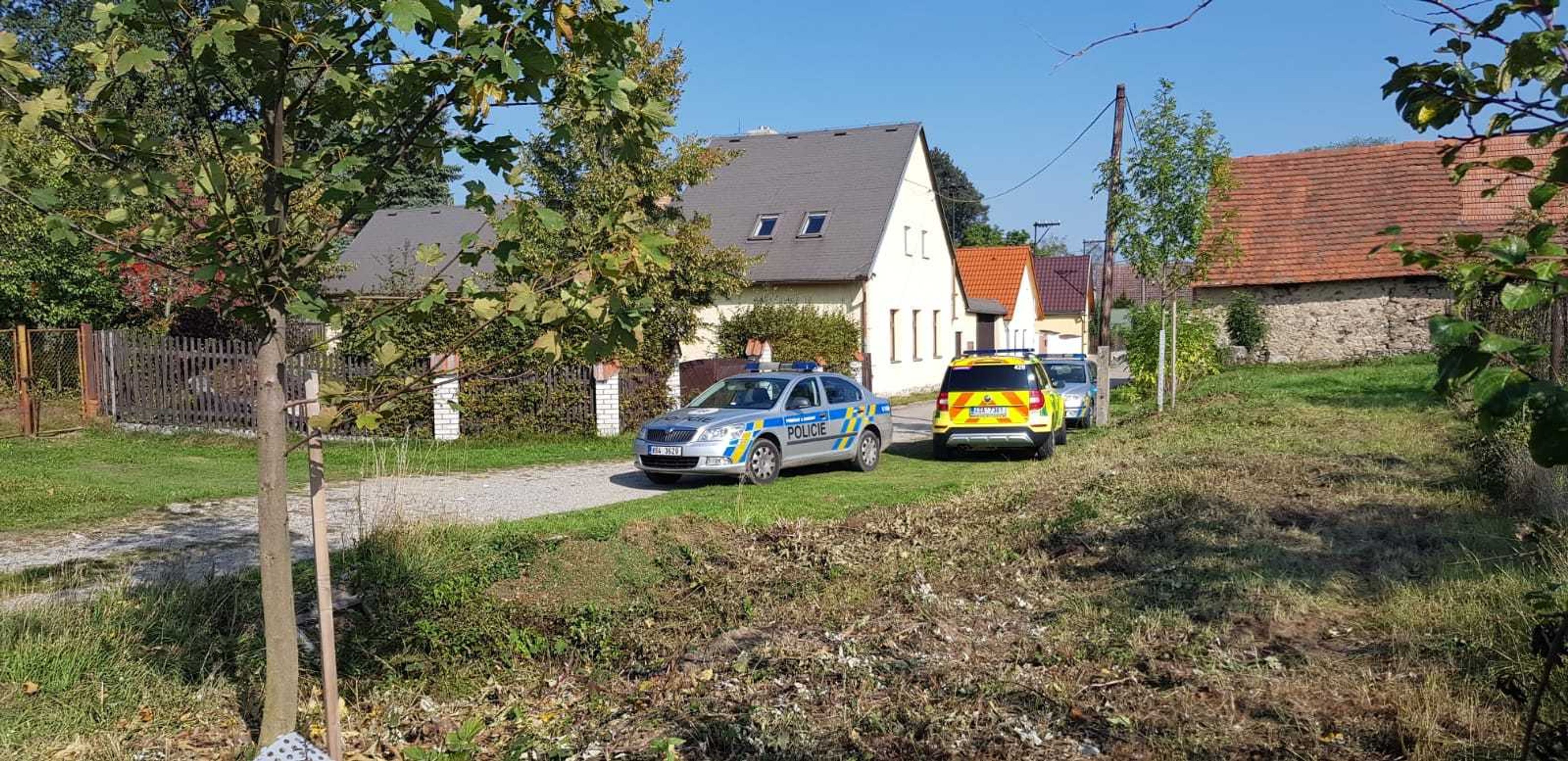 Jeden mrtvý a jeden těžce zraněný na Benešovsku - 3 - GALERIE: Střelba v malé obci na Benešovsku (2/6)