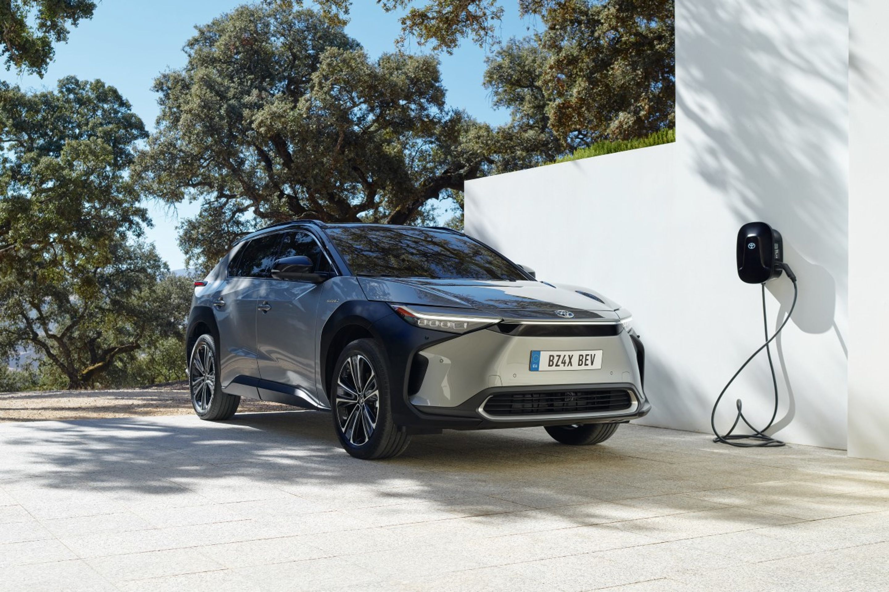 Elektromobil Toyota bZ4X - Toyota ukázala svůj první elektromobil. SUV s divným názvem bZ4X (4/15)