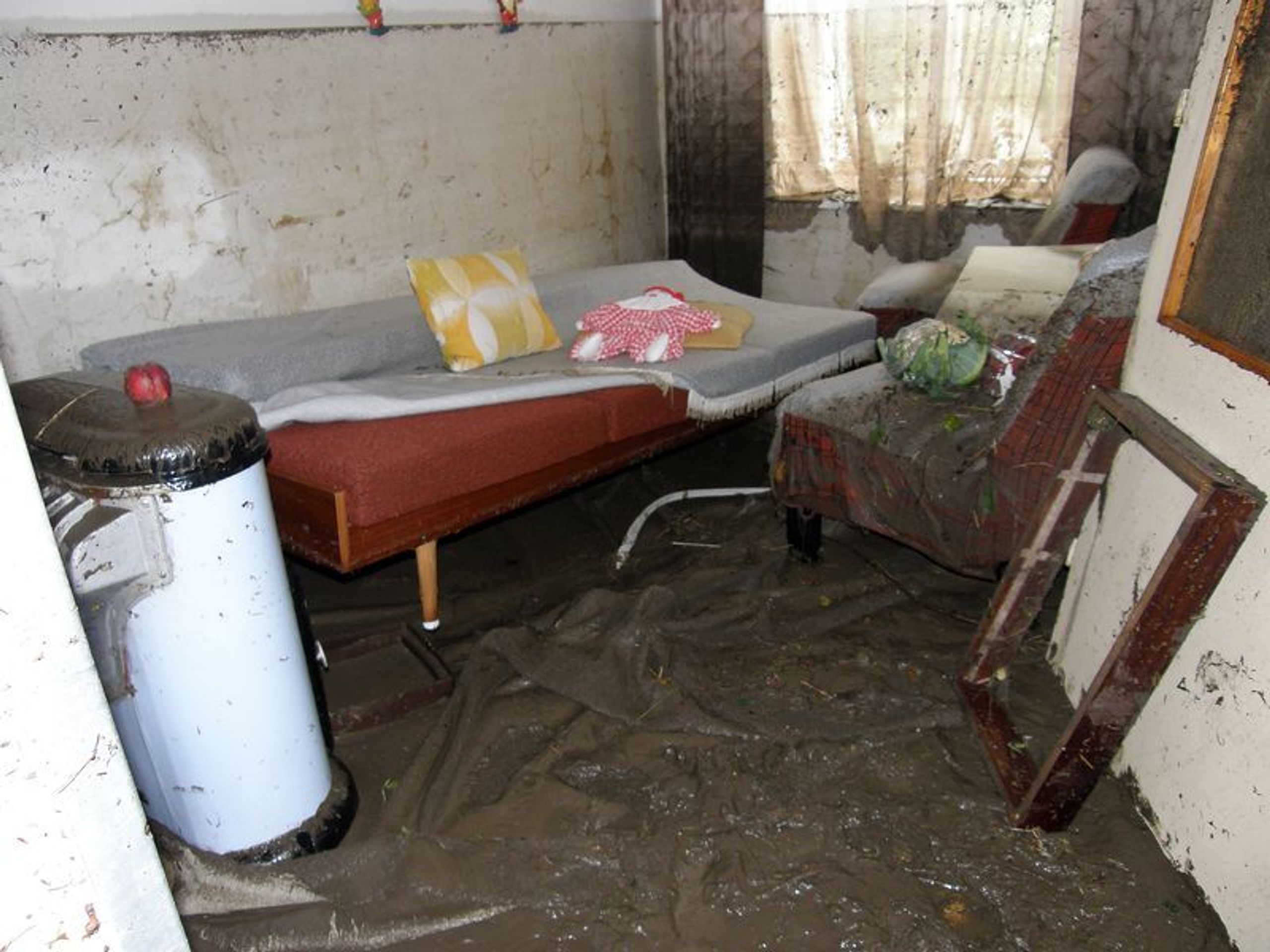 Voda zničila majetek lidí - GALERIE: Odstraňování následků povodní v Novém Jičíně Žilině (7/7)