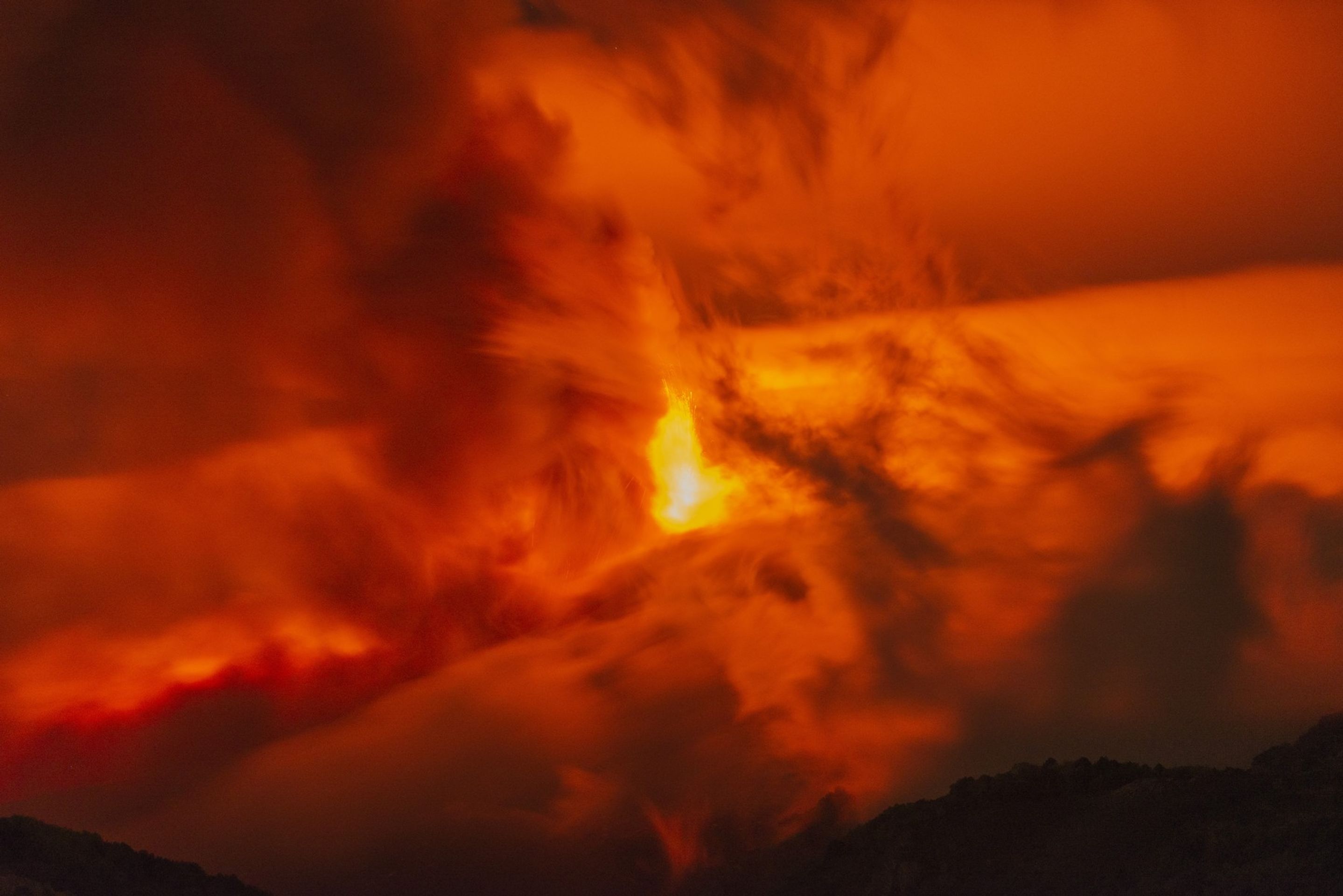 Italská sopka Etna začala chrlit lávu (3) - Italská sopka Etna chrlí lávu (2/6)