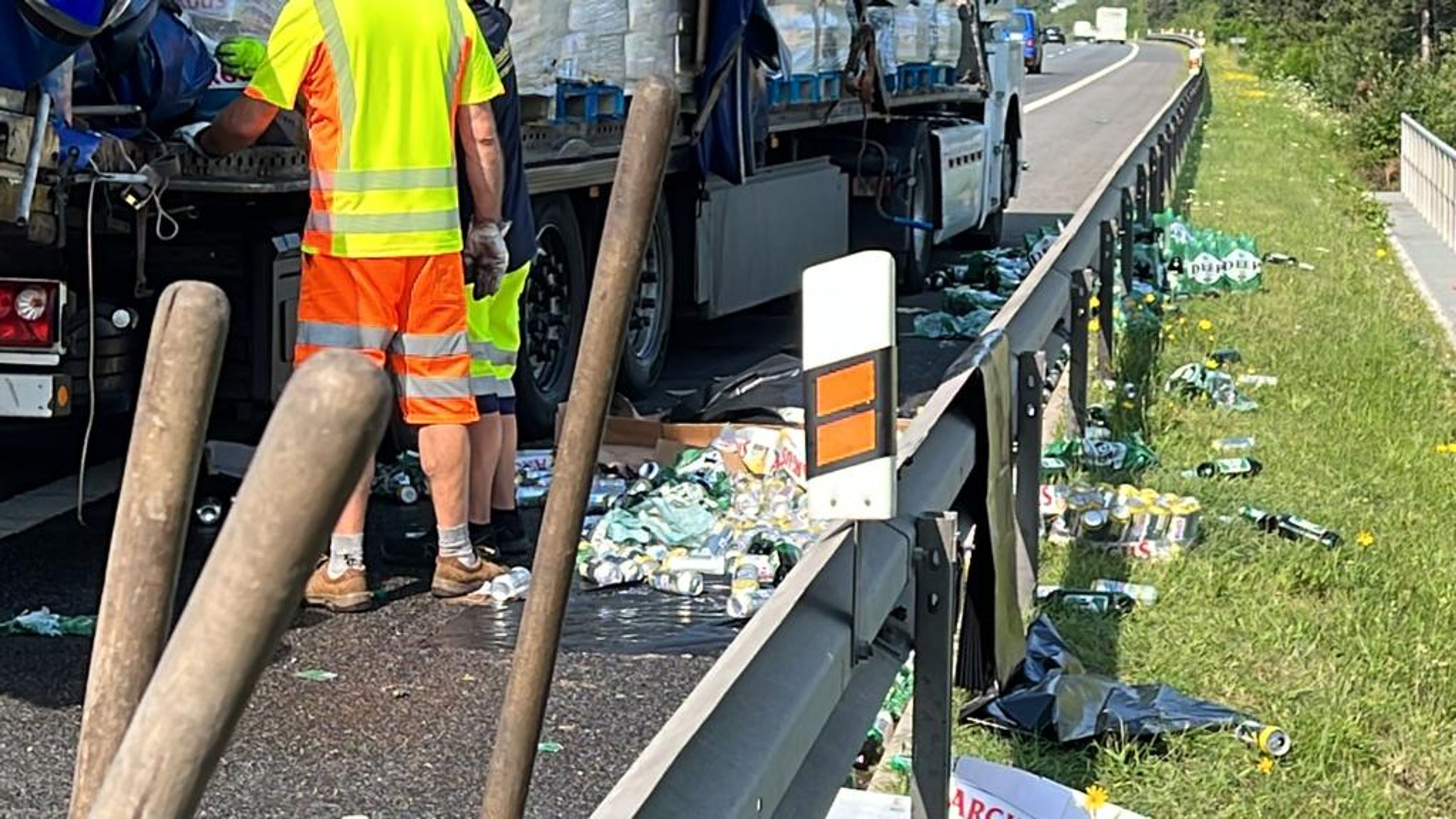 Havárie kamionu s pivem na D11 - Nehoda kamionu s pivem na D11 (6/8)