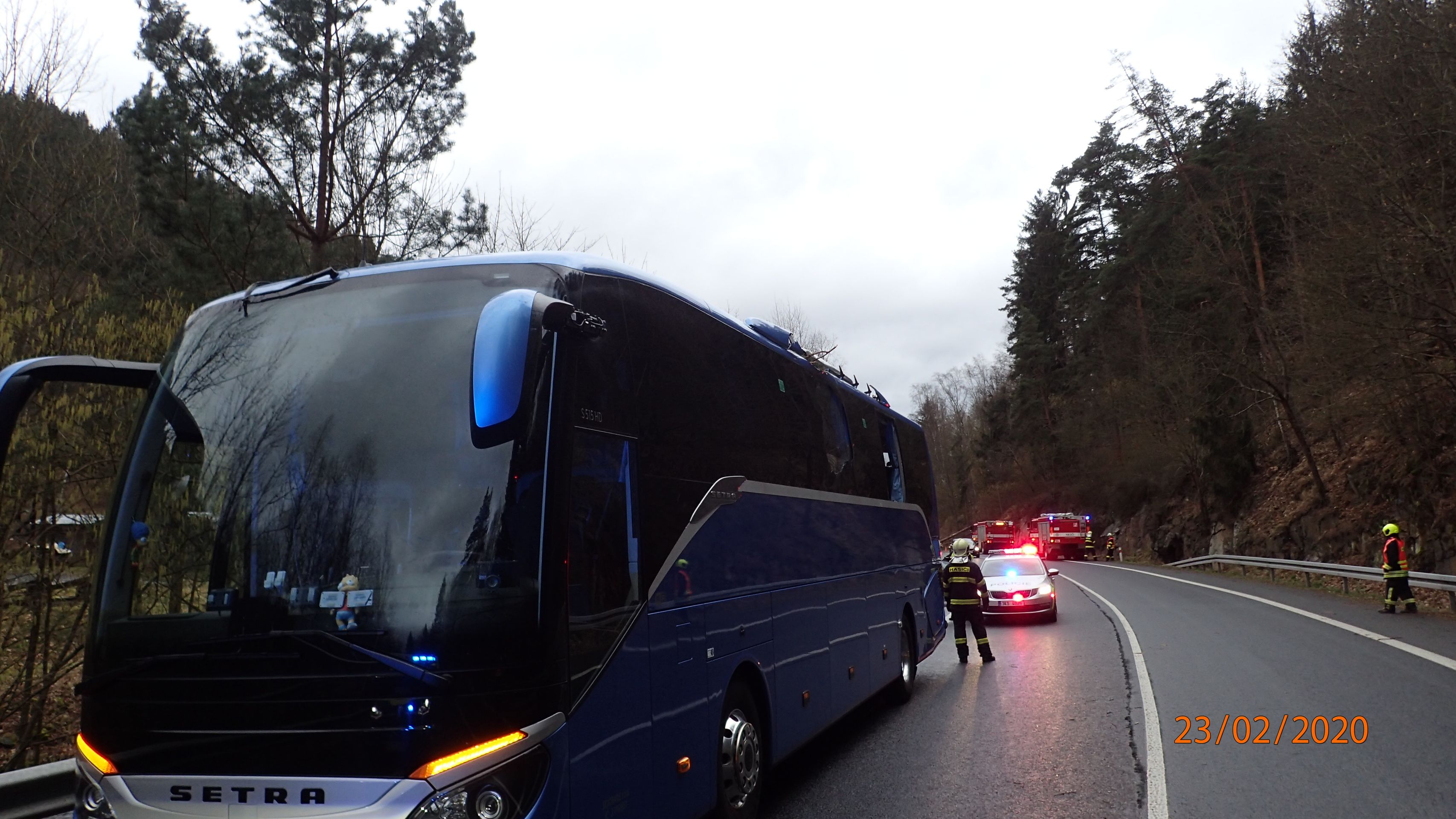 Kvůli větru spadl na autobus plný lidí strom - 2 - GALERIE: V Česku udeřil silný vítr (10/26)