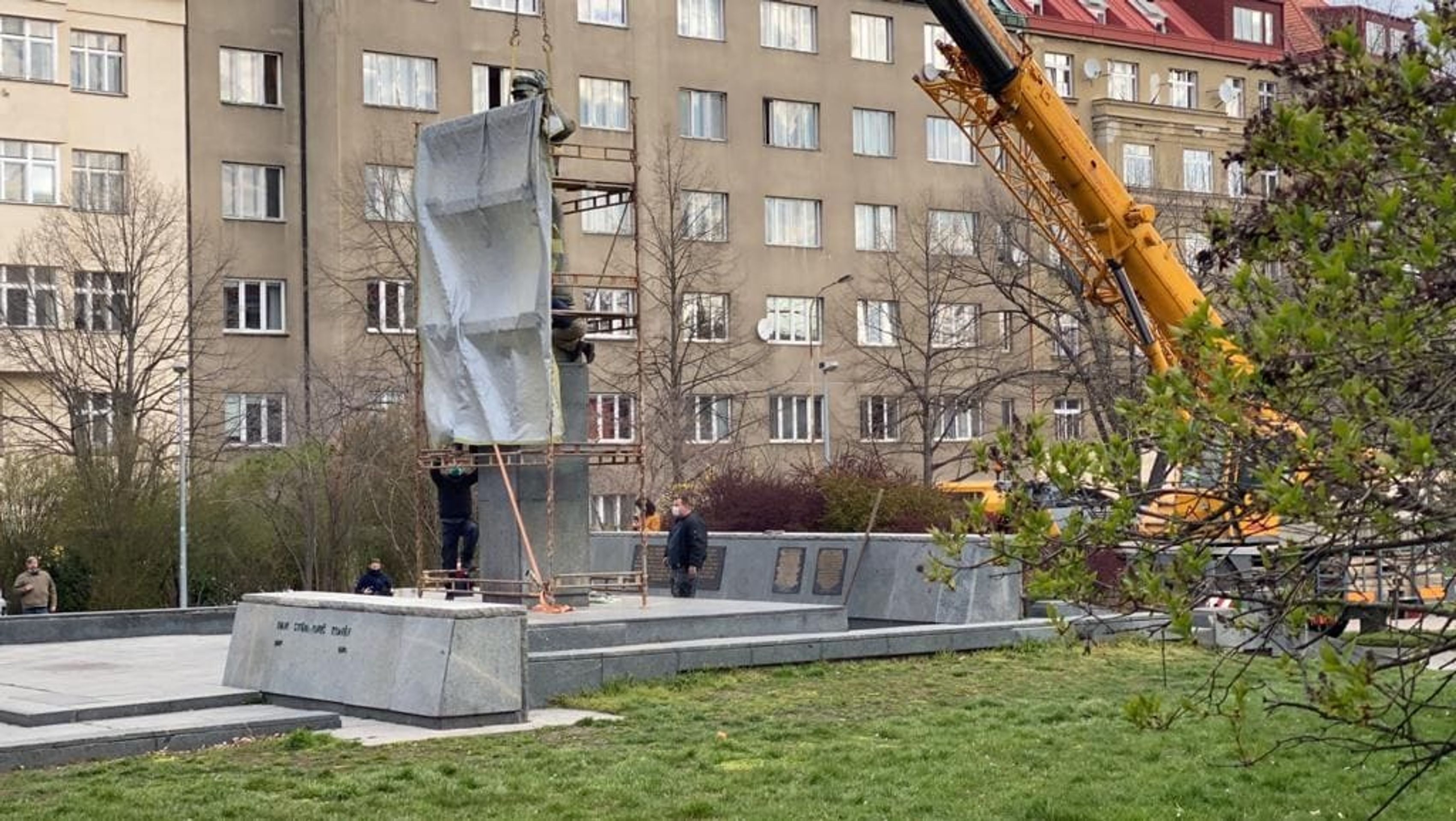 Odstranění pomníku maršála Koněva - 7 - GALERIE: Odstranění sochy maršála Koněva (7/14)