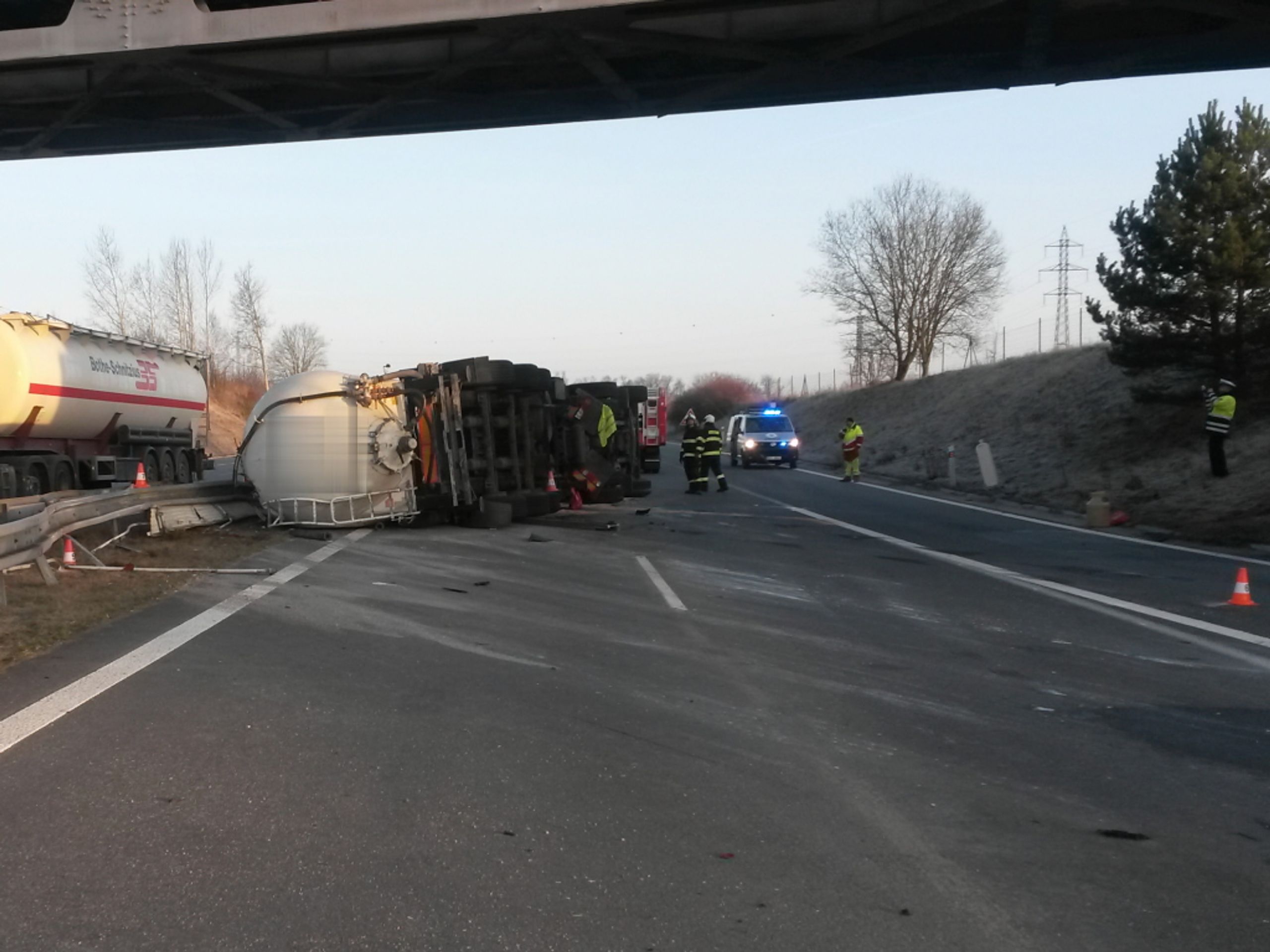 Převrácená cisterna na dálnici D3 - GALERIE: Nehoda cisterny na dálnici D3 (4/4)