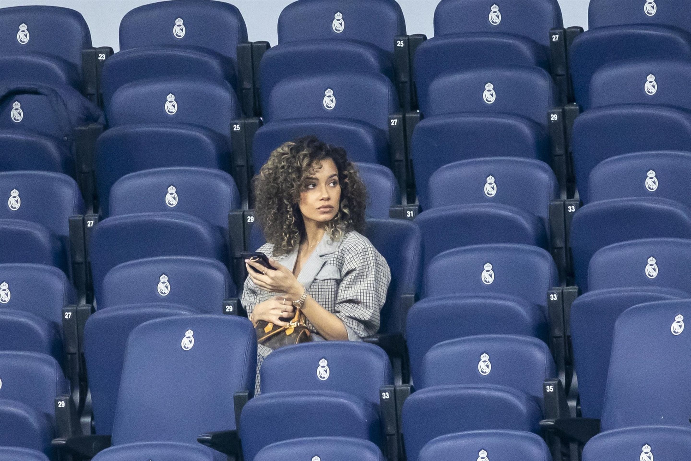 Přítelkyně Karima Benzemy Jordan Ozunaová na tribuně Realu Madrid - Ženy Karima Benzemy (3/6)