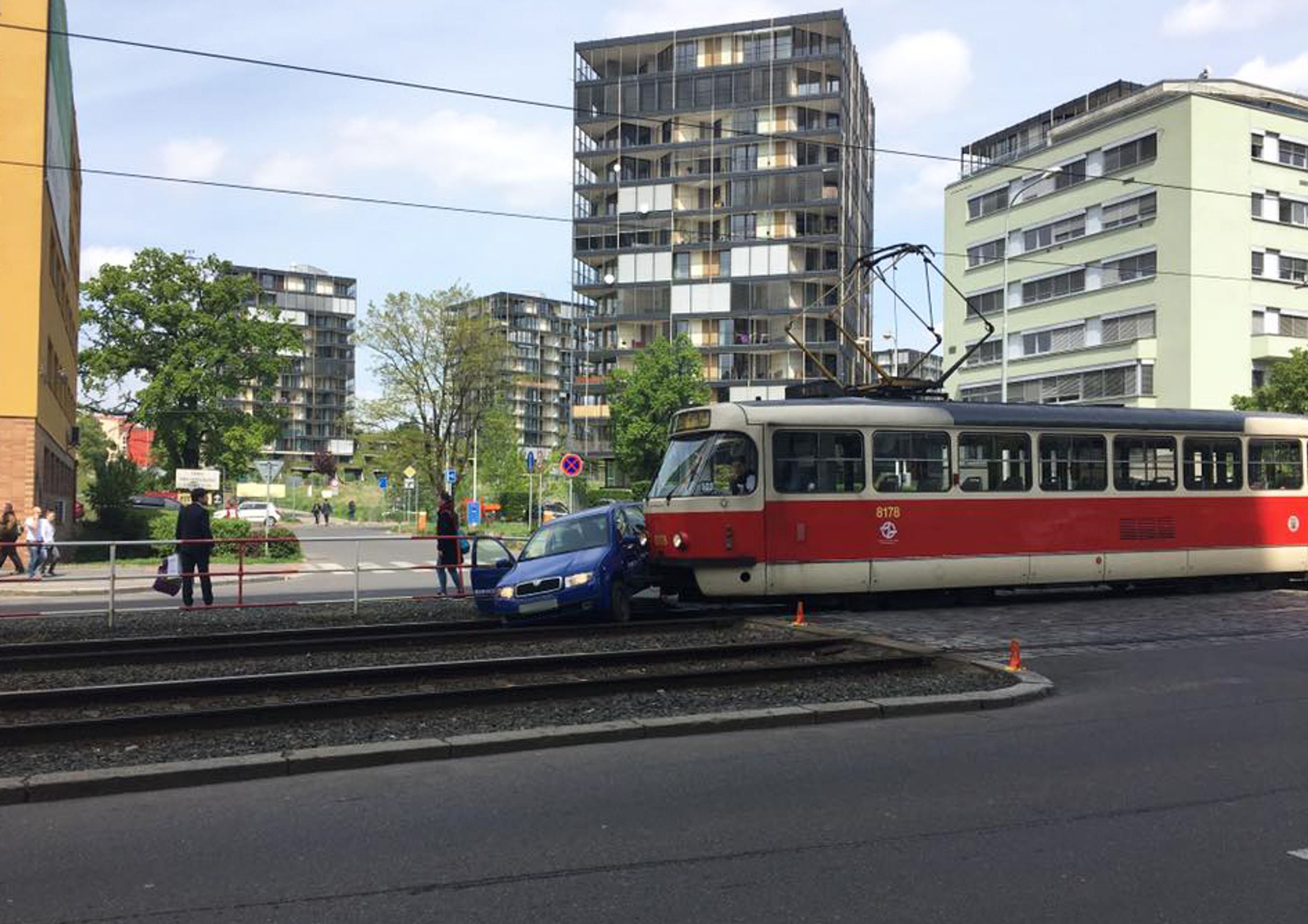 Nehoda automobilu s tramvají v Praze - 2 - GALERIE: Nehoda automobilu s tramvají v Praze (2/6)