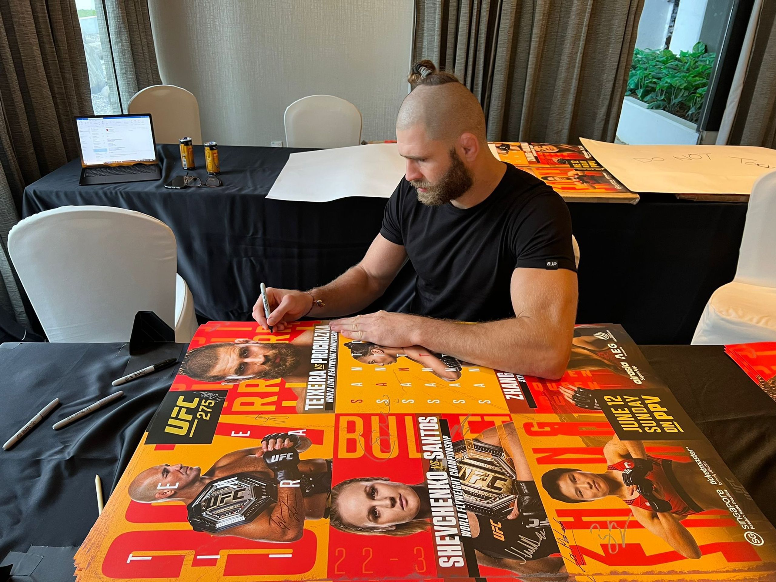 Procházka před titulovým zápasem podepisoval plakáty - Týden Jiřího Procházky před titulovým zápasem na UFC 275 (11/16)