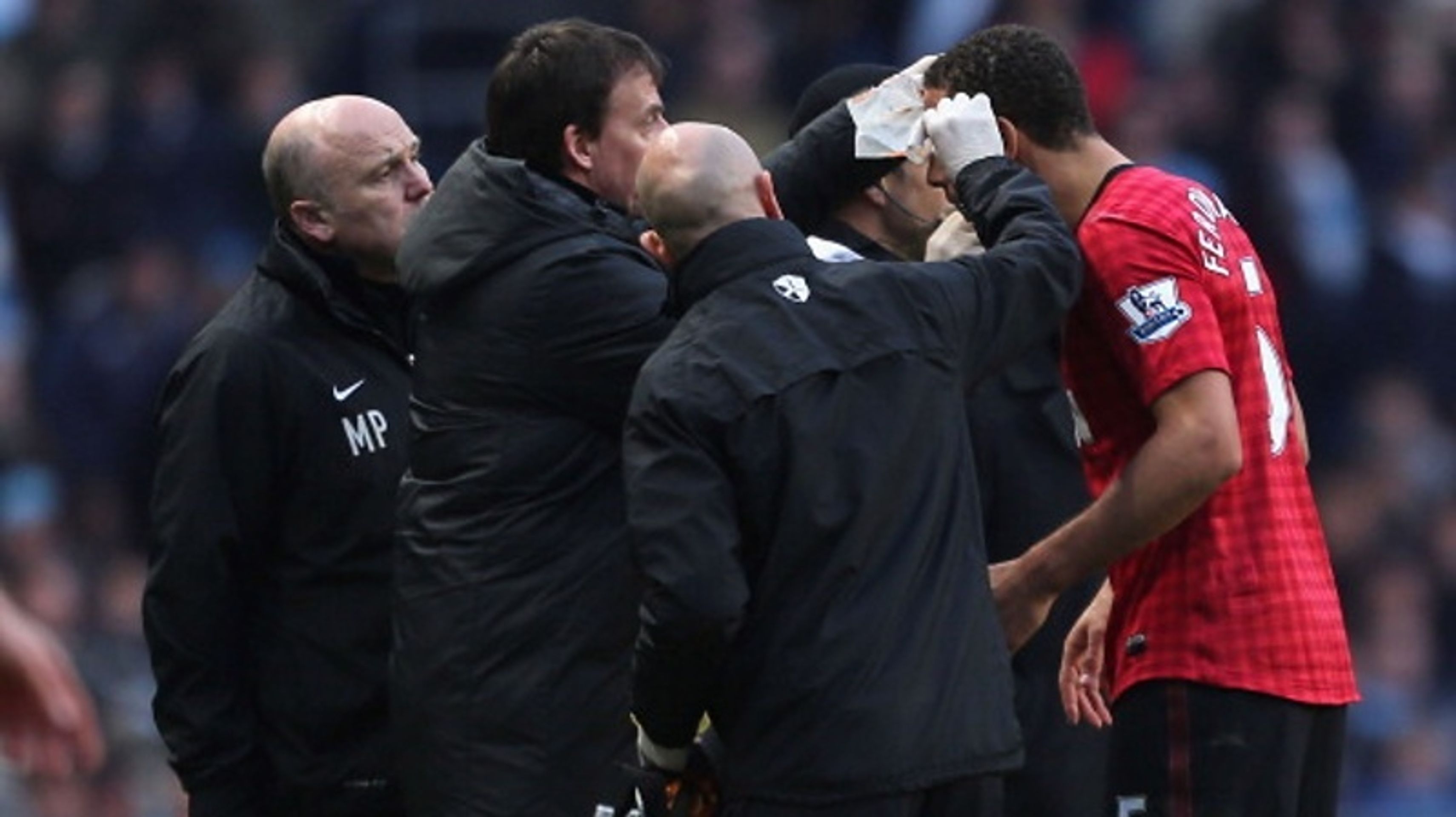 Fanoušci City krvavě zranili Ferdinanda z United - 5 - GALERIE: Fanoušci City krvavě zranili Ferdinanda z United (5/5)