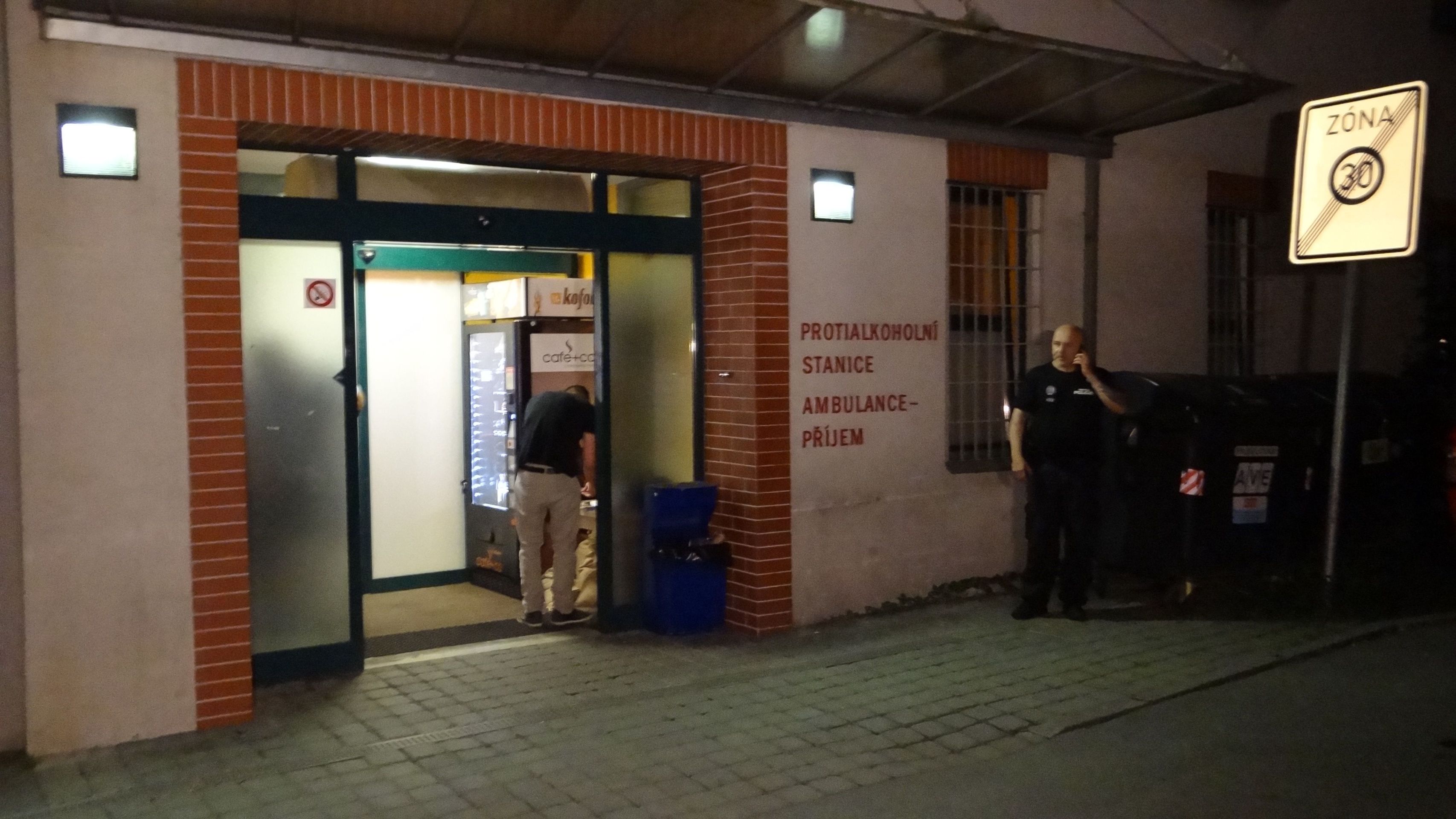 Policistům a strážníkům se venku před záchytkou podařilo agresora odzbrojit a zkrotit - GALERIE: Muž s nožem napadl na záchytce policisty (4/4)
