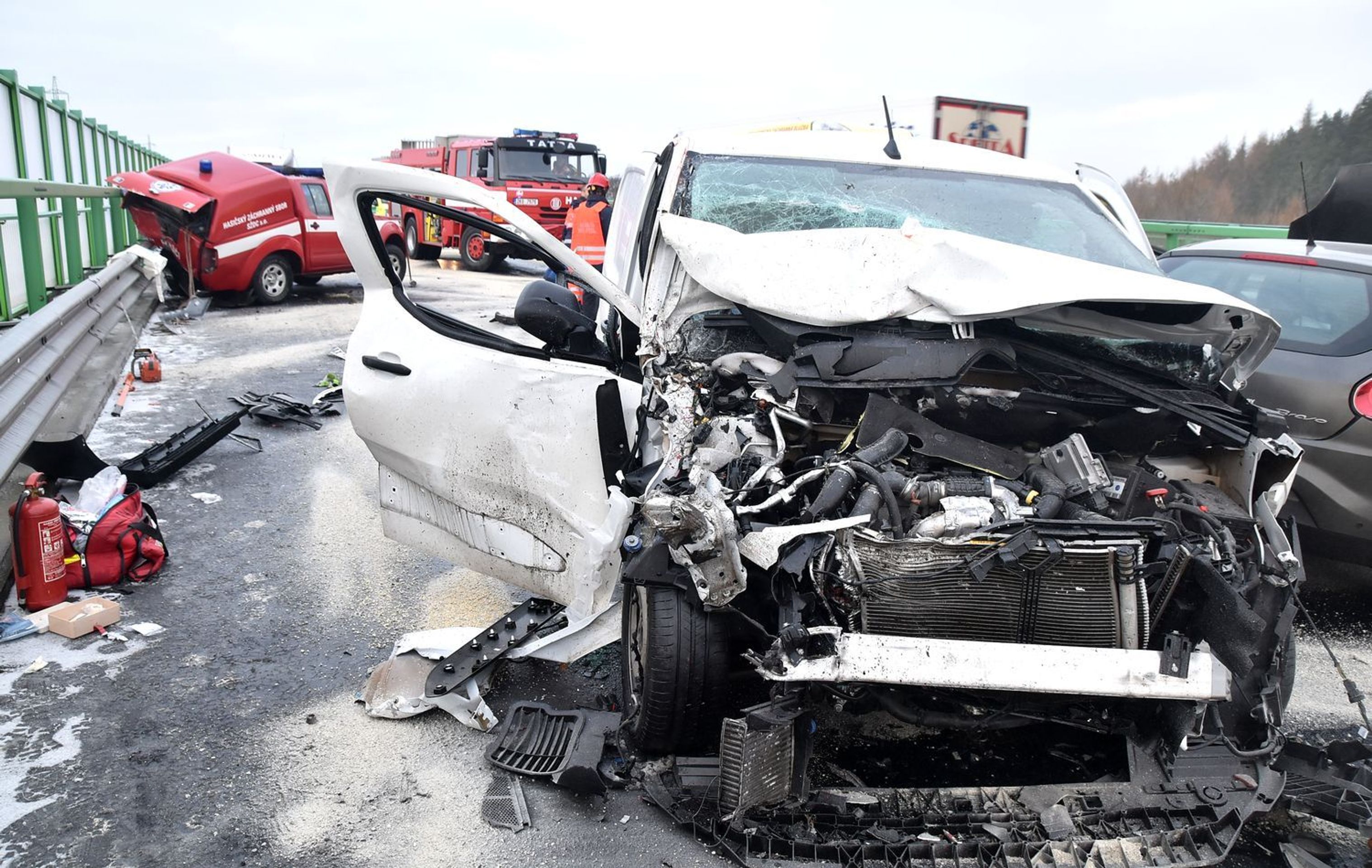 Hasiči zastavili u nehody, zezadu do nich narazilo další auto - 5 - GALERIE: Hasiči zastavili u nehody, zezadu do nich narazilo další auto (5/10)