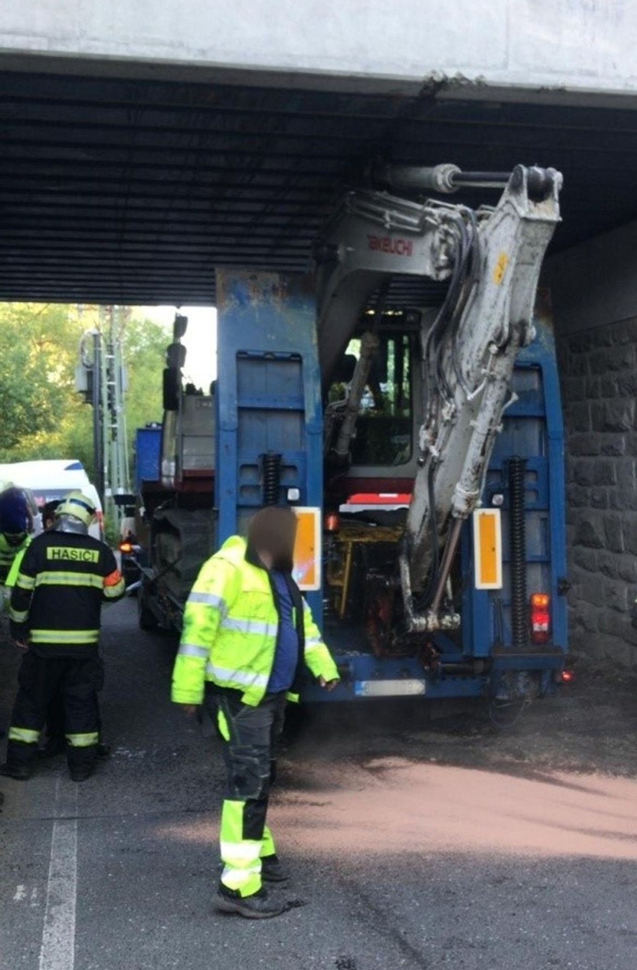 Souprava převážející bagr zablokovala viadukt ve Všestarech - 3 - GALERIE: Souprava převážející bagr zablokovala viadukt ve Všestarech (3/8)