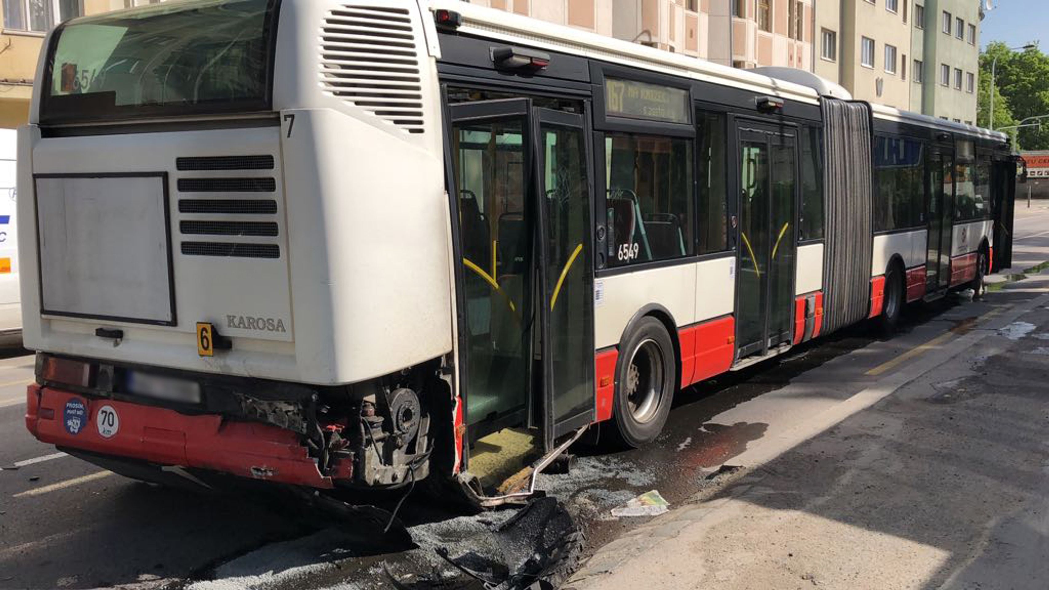 Nehoda autobusu a osobního auta - 7 - GALERIE: Nehoda autobusu a osobního auta (7/7)