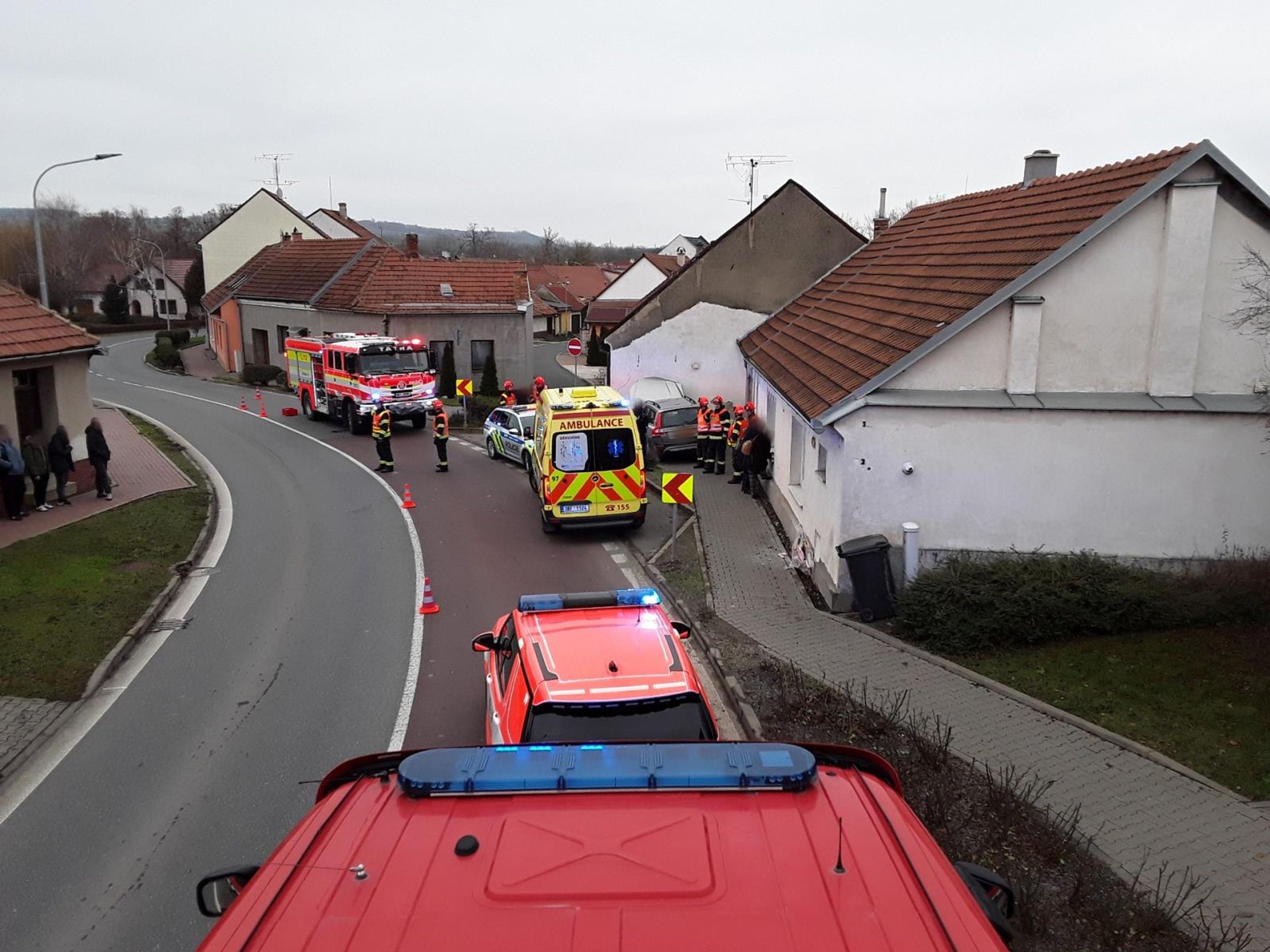 Auto srazilo u Brna chodce a nabouralo do domu - 3 - Auto u Brna srazilo chodce a nabouralo do domu (2/3)