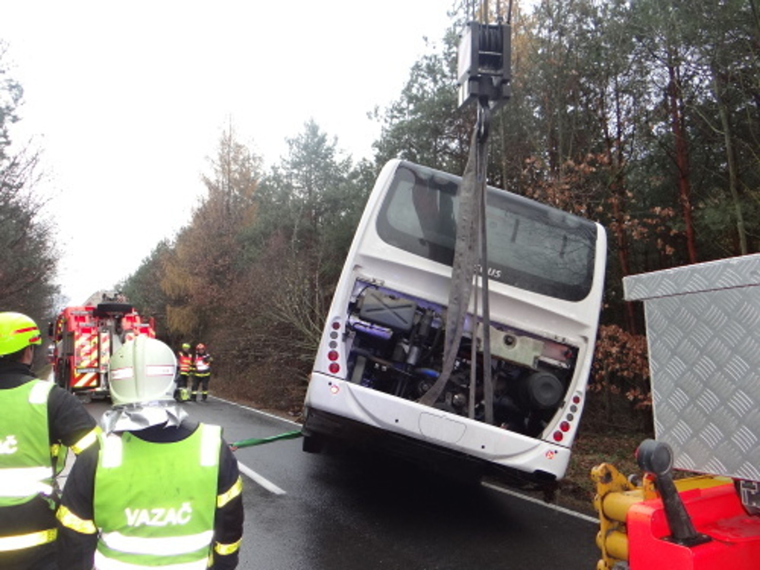 Autobus v příkopu na Opavsku vyprošťovali hasiči - 10 - GALERIE: Autobus na Opavsku vyprošťovali z příkopu hasiči (11/20)
