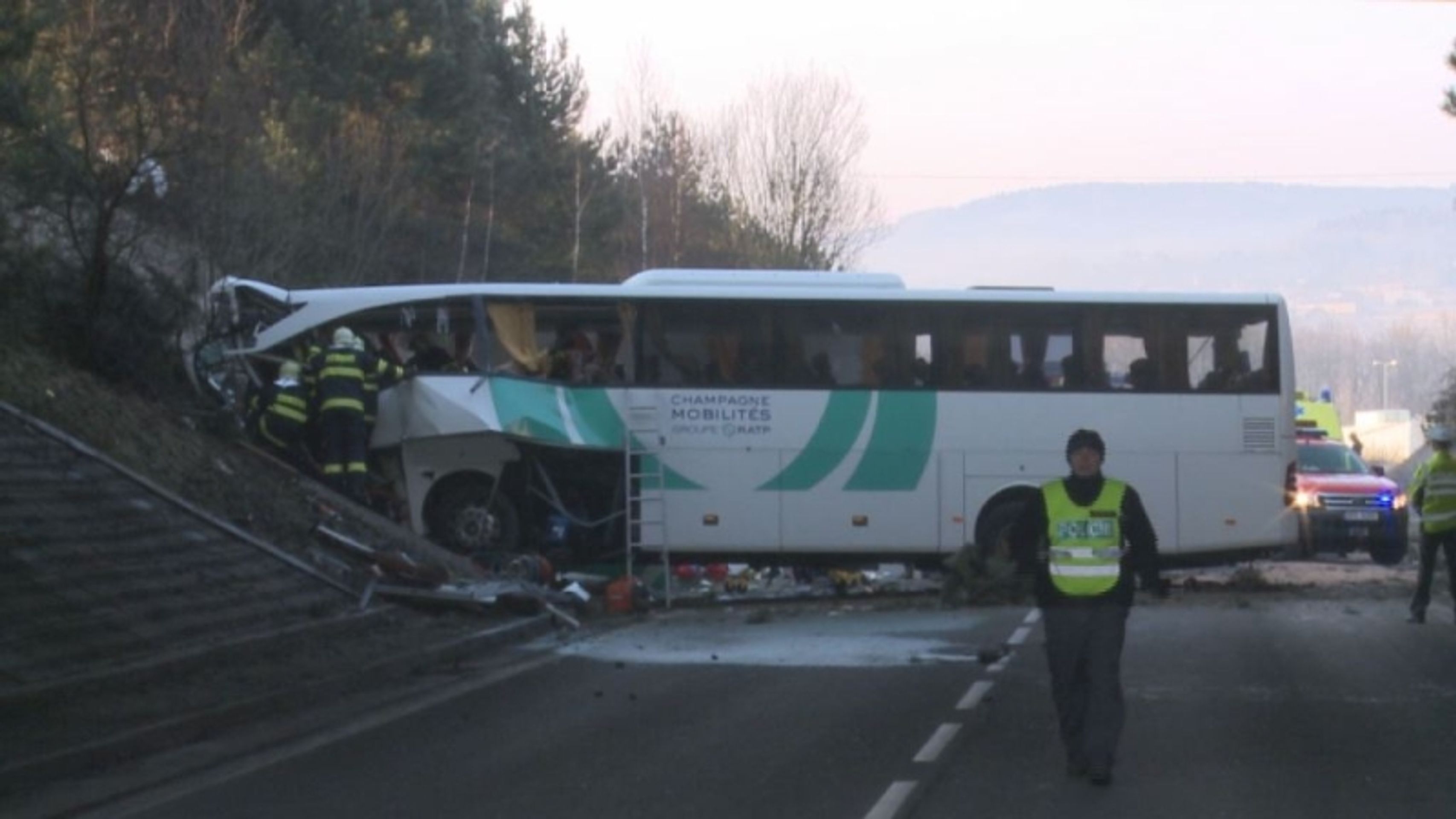 nehoda autobusu - GALERIE: Nehoda autobusu na D5 (6/8)