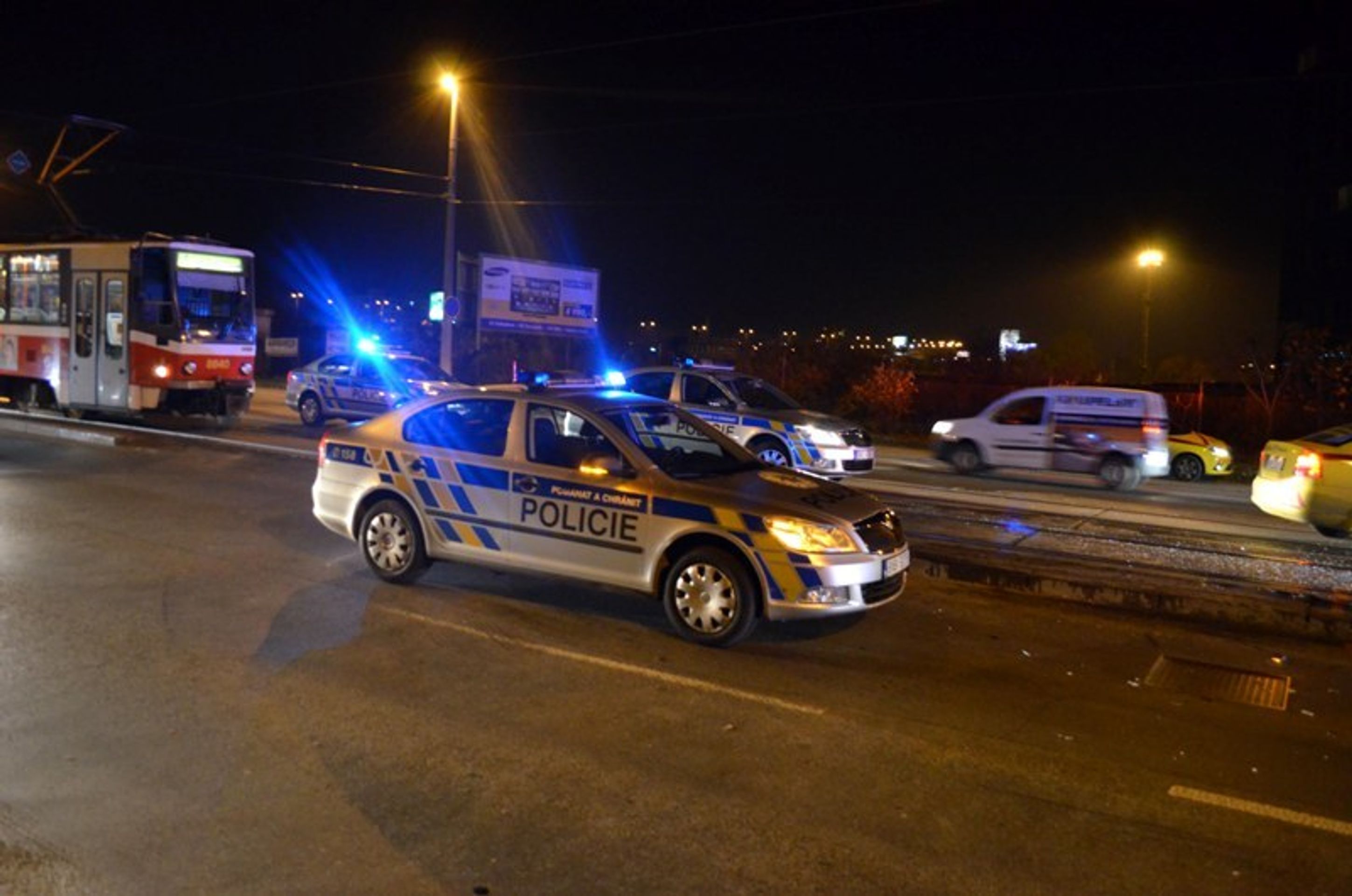Nehoda policejního auta a dodávky - 3 - Nehoda policejního auta a dodávky v Praze (3/7)