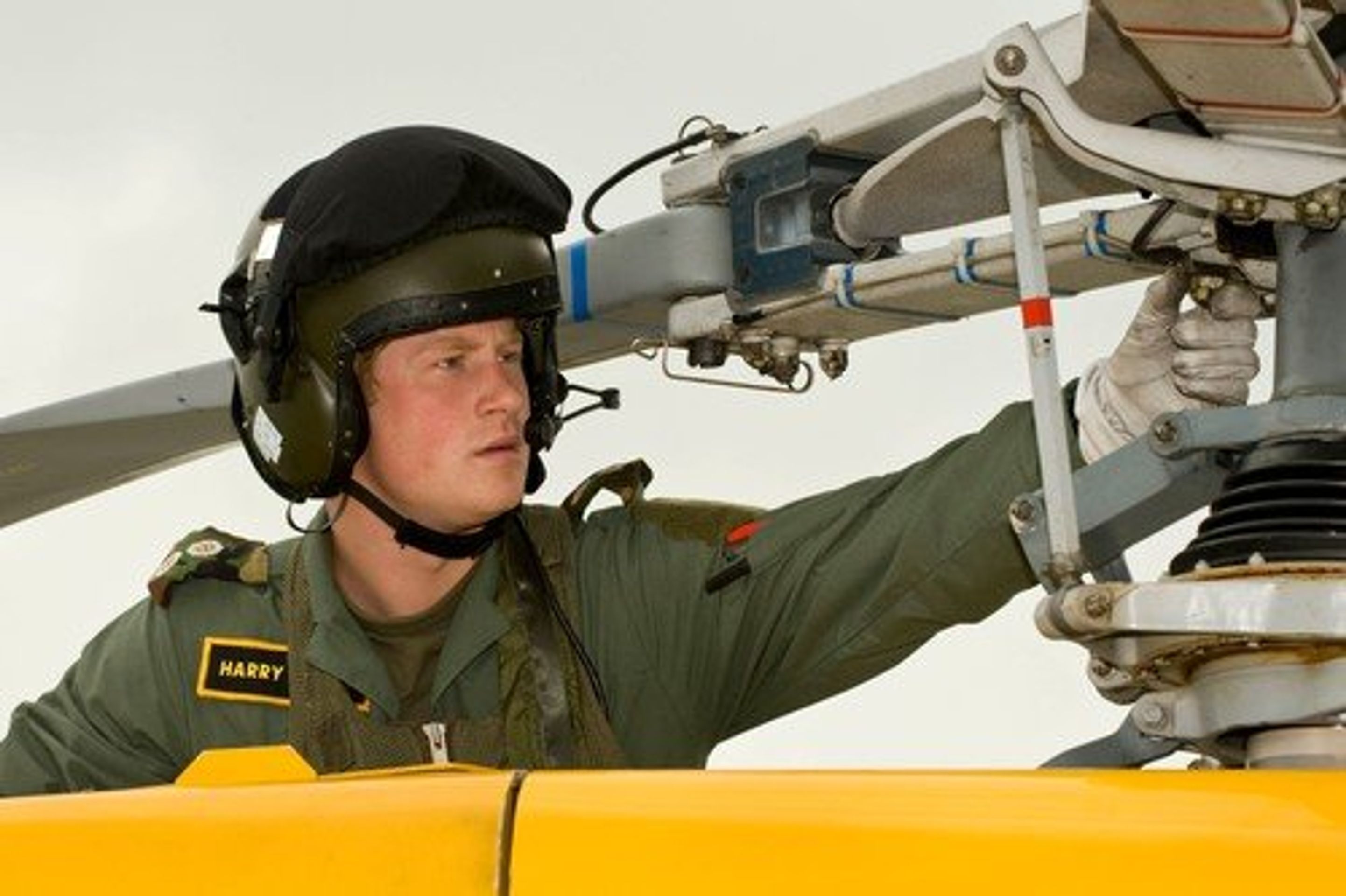 Princ Harry se učí létat s helikoptérou - GALERIE: 10 years challenge v podání královské rodiny (11/12)