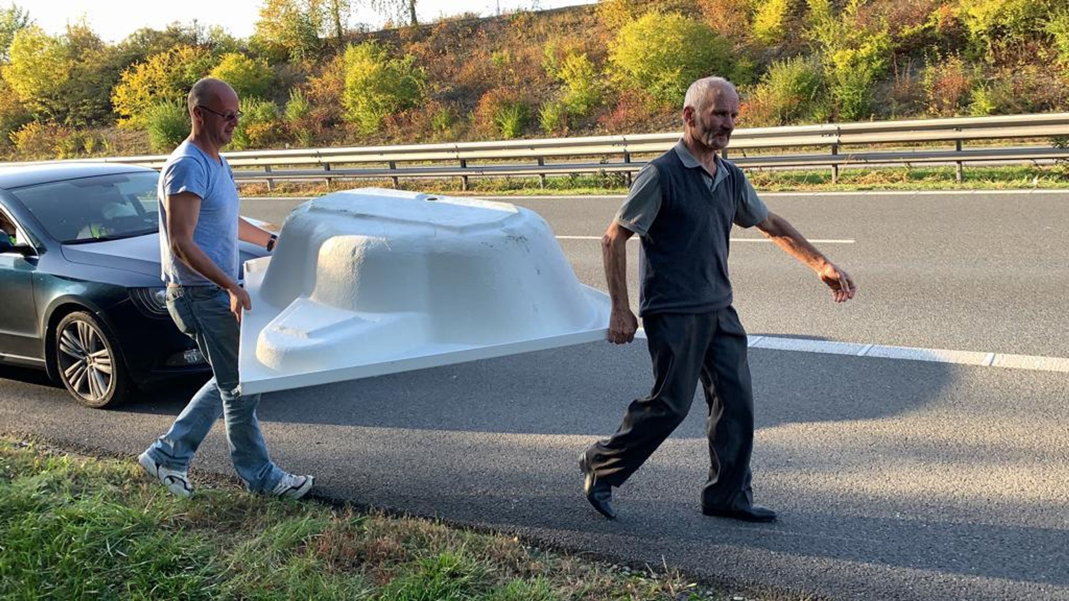 Vana na dálnici D11 - 6 - GALERIE: Podél dálnice táhl vanu (5/10)