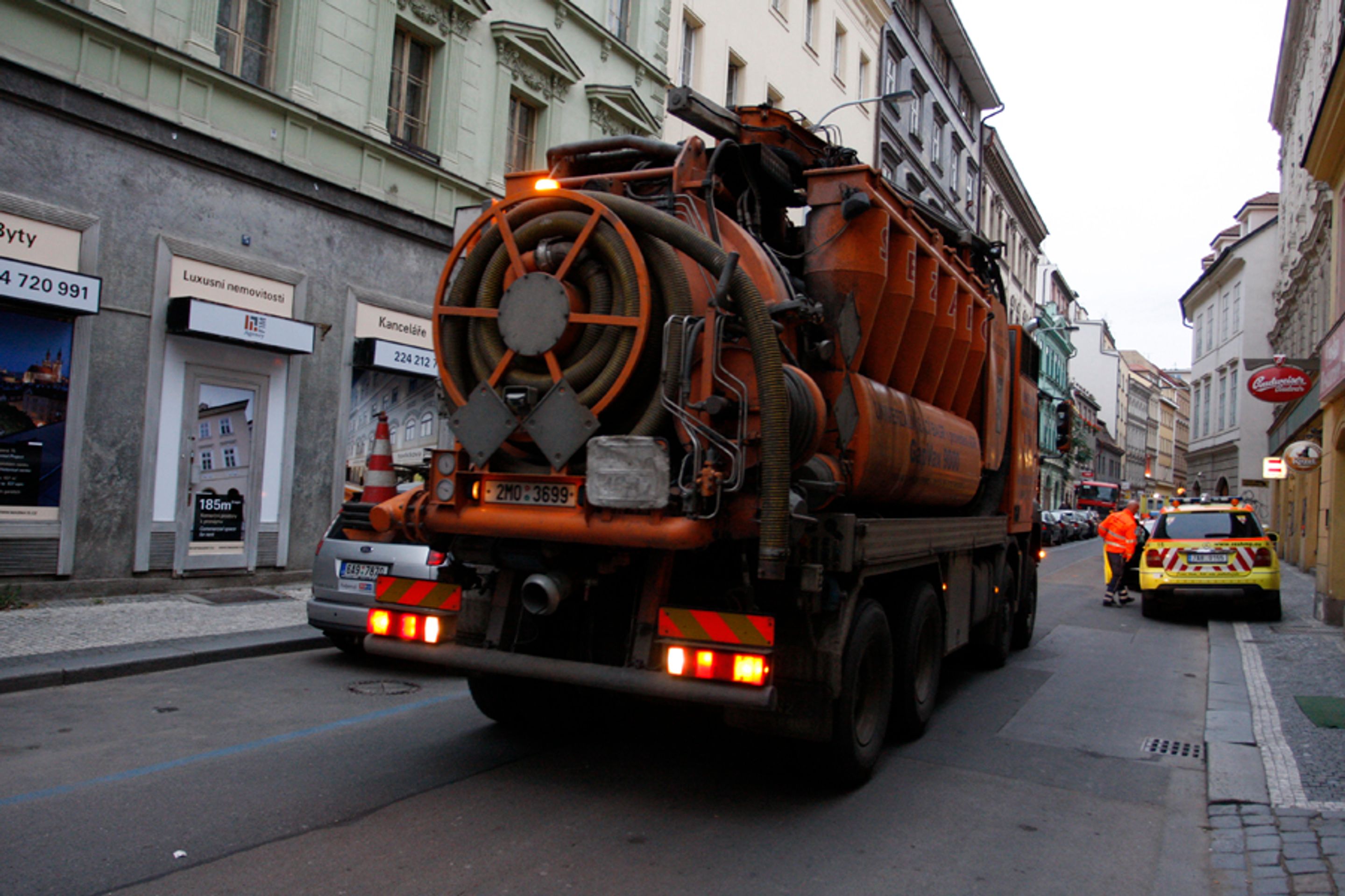 Záchrana čtveřice dělníků ze zříceného domu v Praze-6 - FOTOGALERIE: Záchrana čtveřice dělníků ze zříceného domu (6/8)