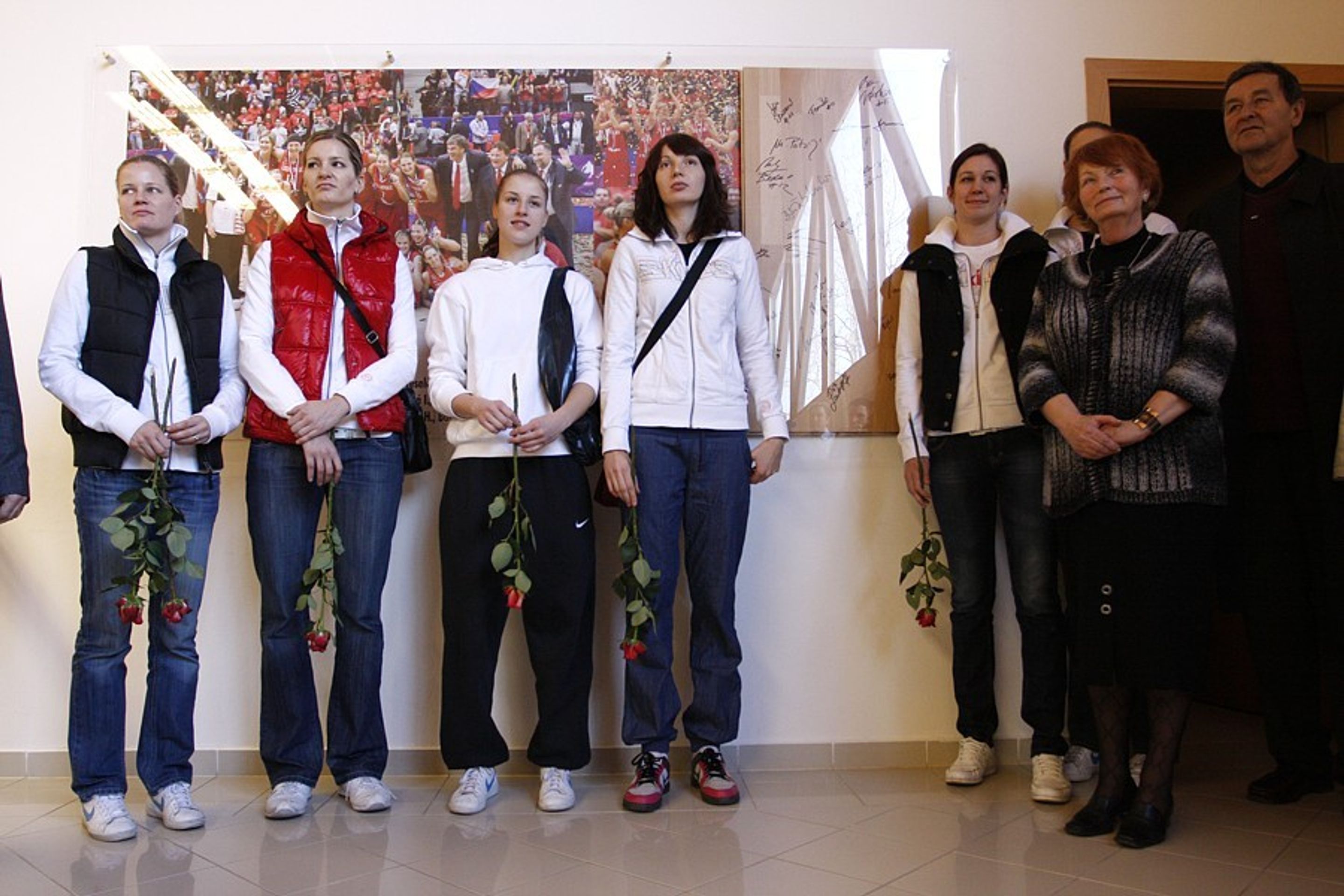 Stříbrné basketbalistky z mistrovství světa se zúčastnily autogramiády a exhibice - 5 - GALERIE: Basketbalistky (3/11)