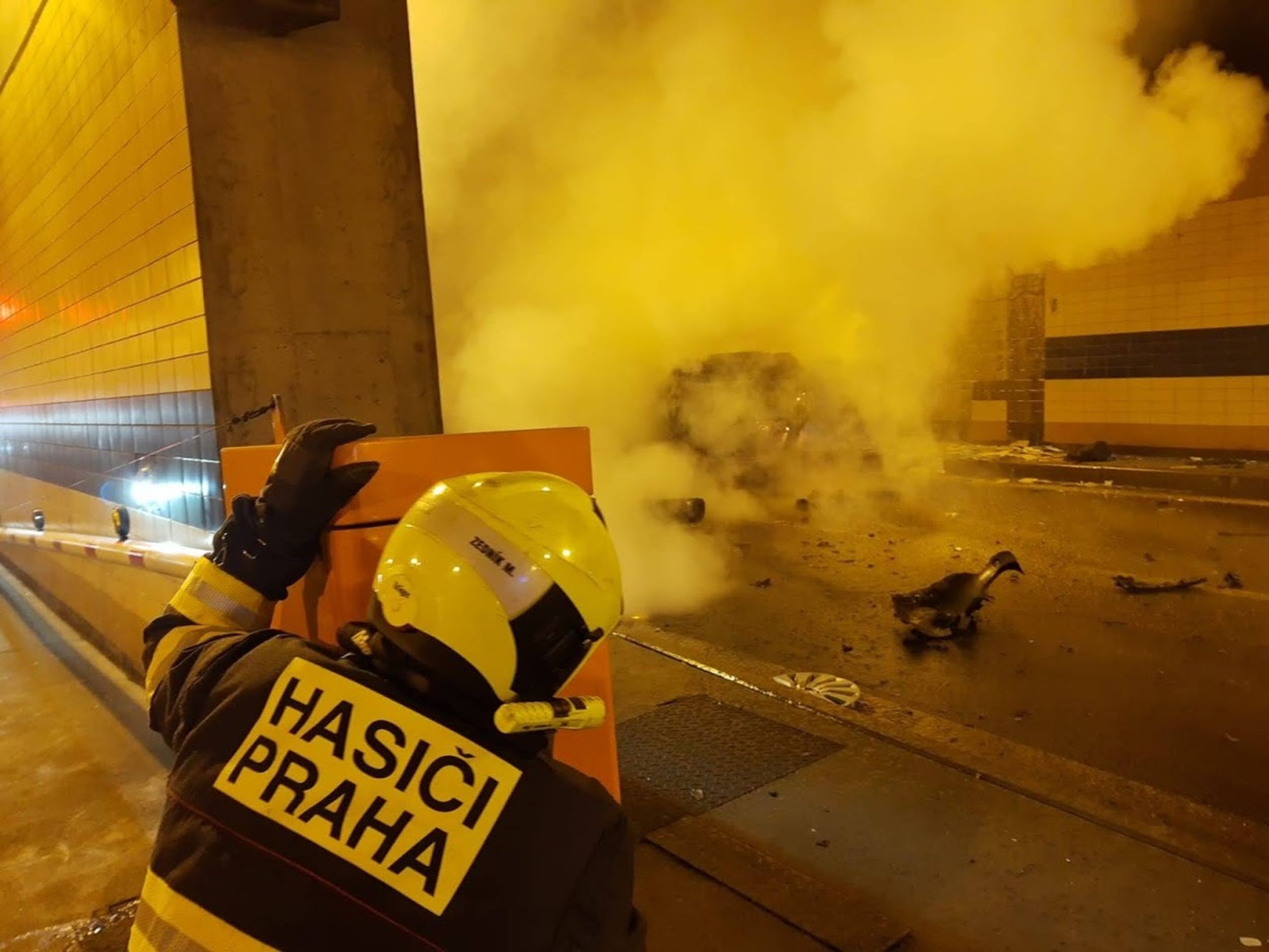 Požár auta v tunelu Blanka - 2 - GALERIE: V tunelu Blanka vzplálo policejní auto (1/6)