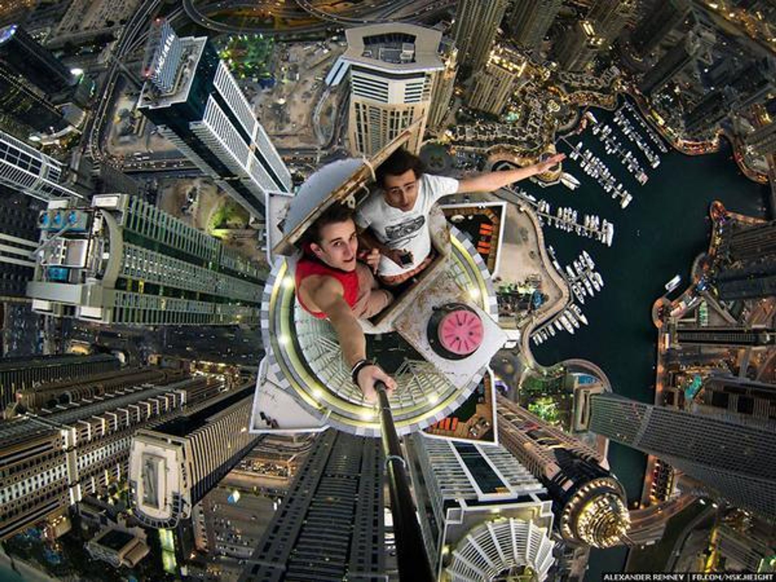 Fotky na nebezpečných místech - 1 - GALERIE: Život ohrožující fotografie (12/12)