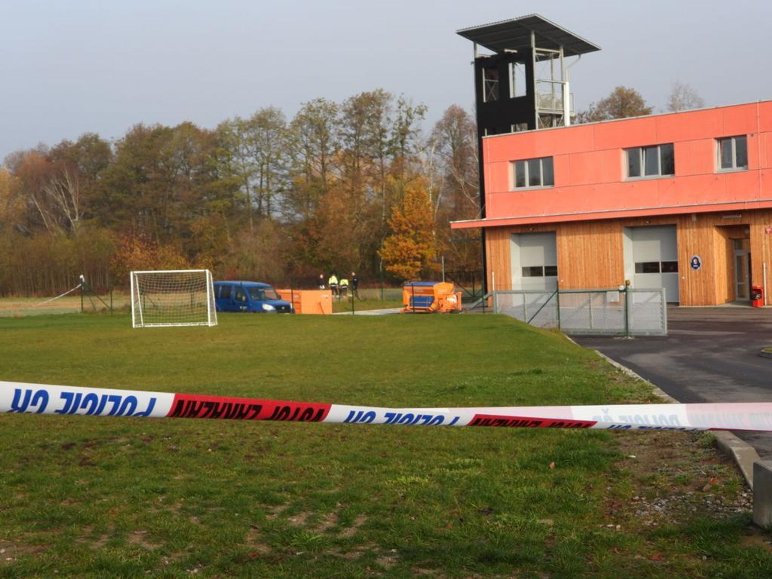 U hasičské zbrojnice leželo tělo nahého muže - 7 - GALERIE: U hasičské zbrojnice leželo tělo nahého muže (1/7)