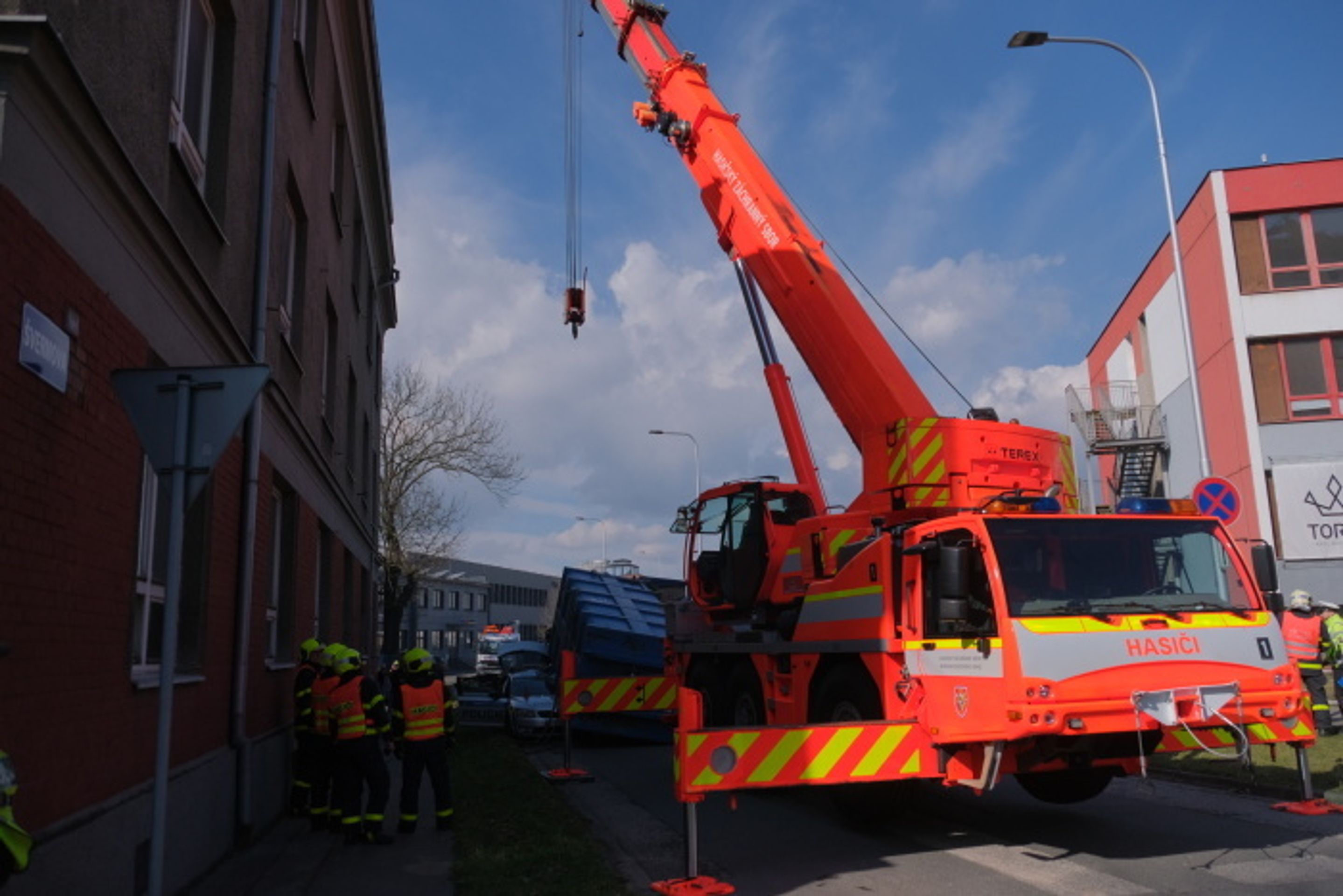 Kontejner v Ostravě spadl na policejní auto - 4 - GALERIE: Kontejner v Ostravě spadl na policejní auto (4/24)
