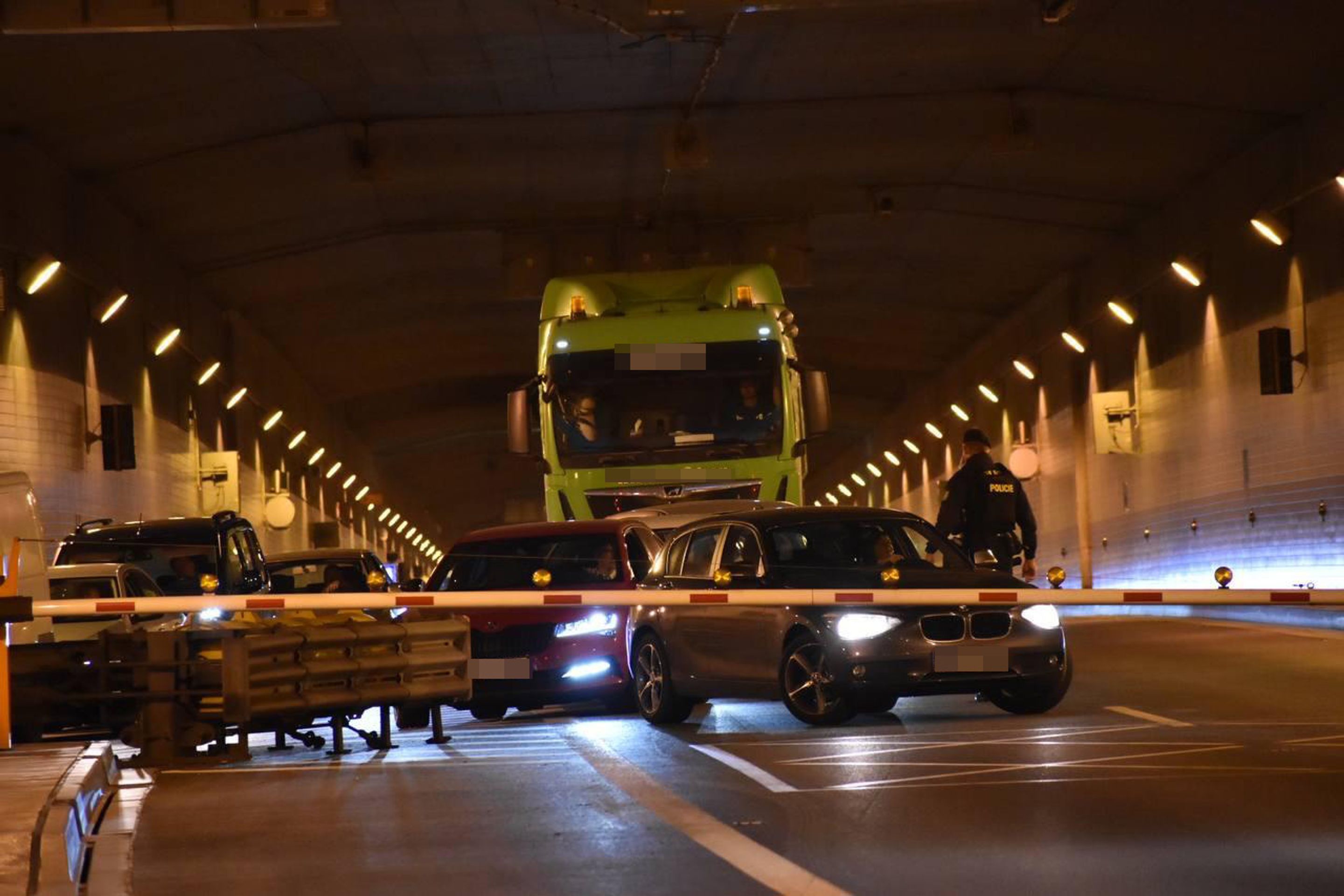 Hromadná dopravní nehoda v Bubenečském tunelu - Hromadná dopravní nehoda v Bubenečském tunelu (3/4)