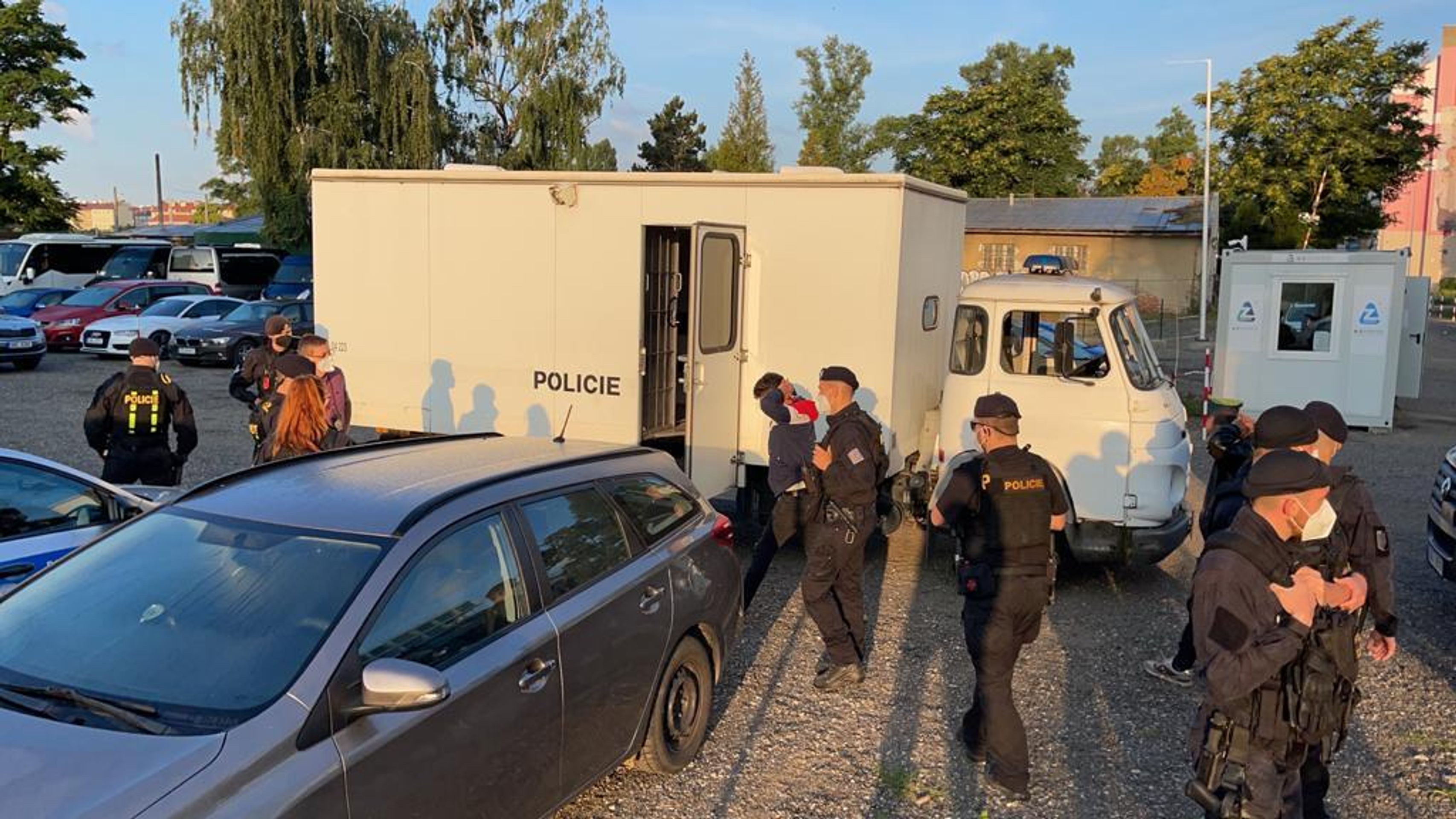 Dodávka s migranty ujížděla policii - 1 - GALERIE: Migranti utíkali před policií (26/26)