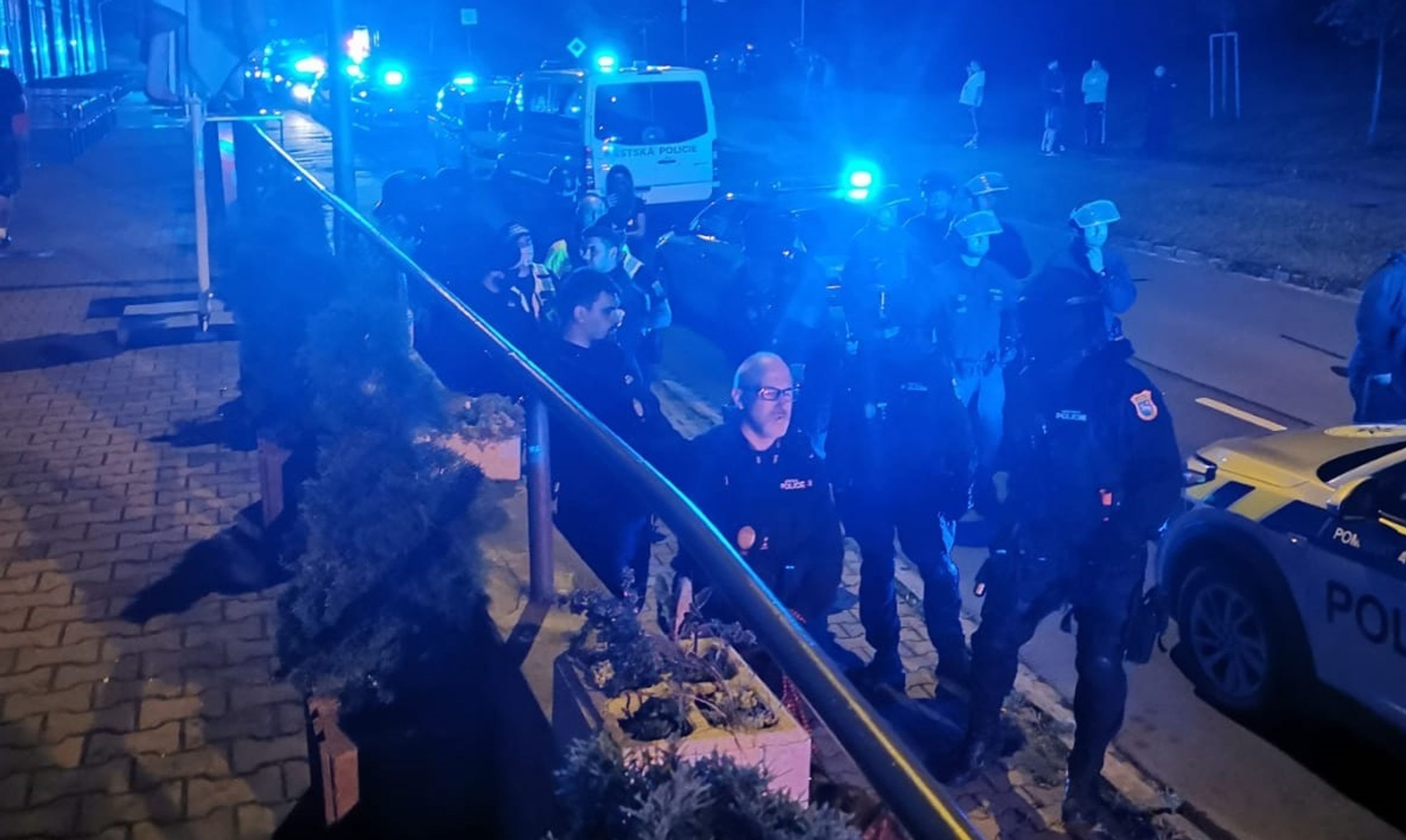 Zásah policistů před pivnicí v Ostravě-Zábřehu - 6 - GALERIE: Zásah policistů před pivnicí v Ostravě-Zábřehu (8/10)