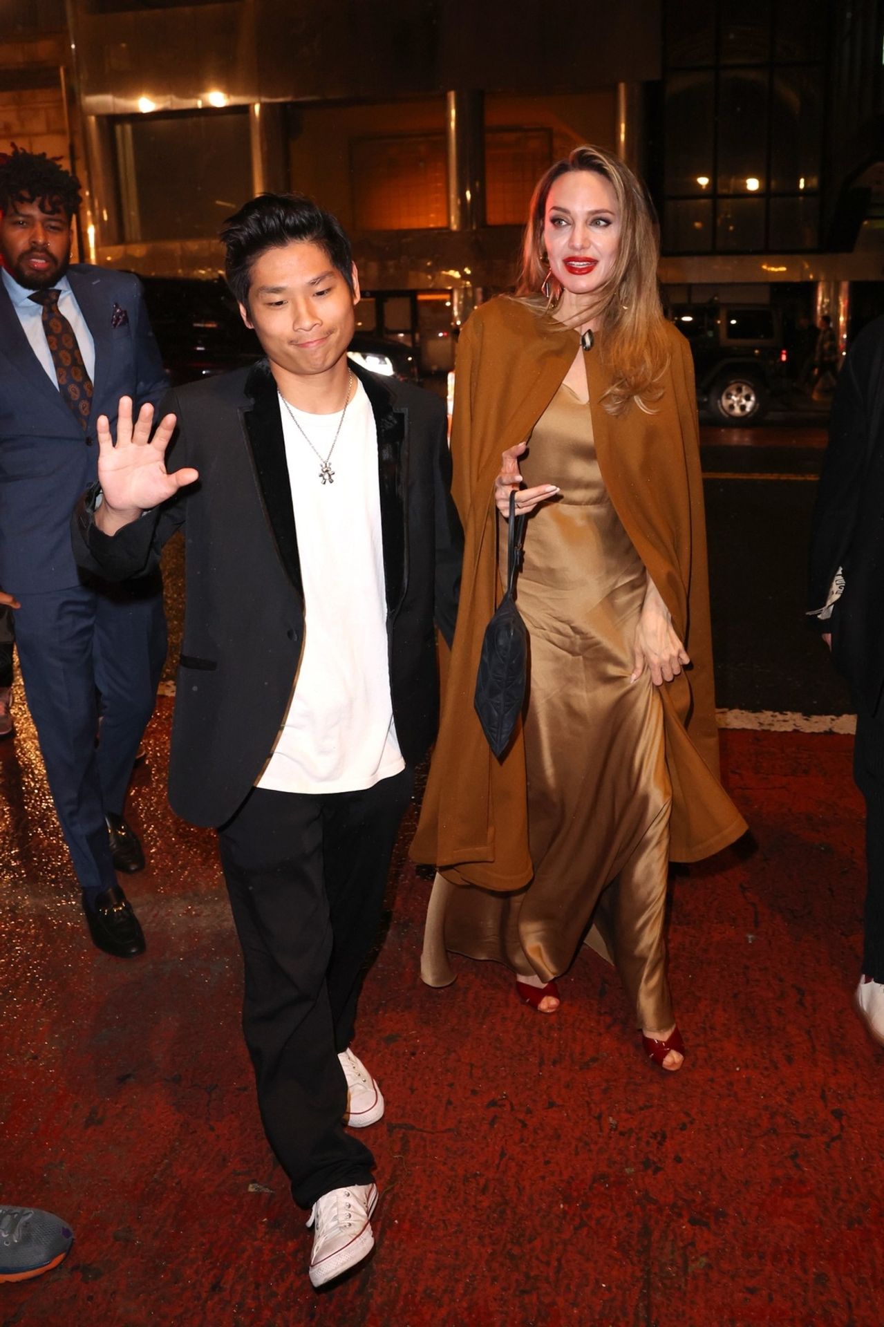 Angelina Jolie se synem Paxem, 11. 4. 2024 - Angelina Jolie a Brad Pitt s dětmi (4/5)