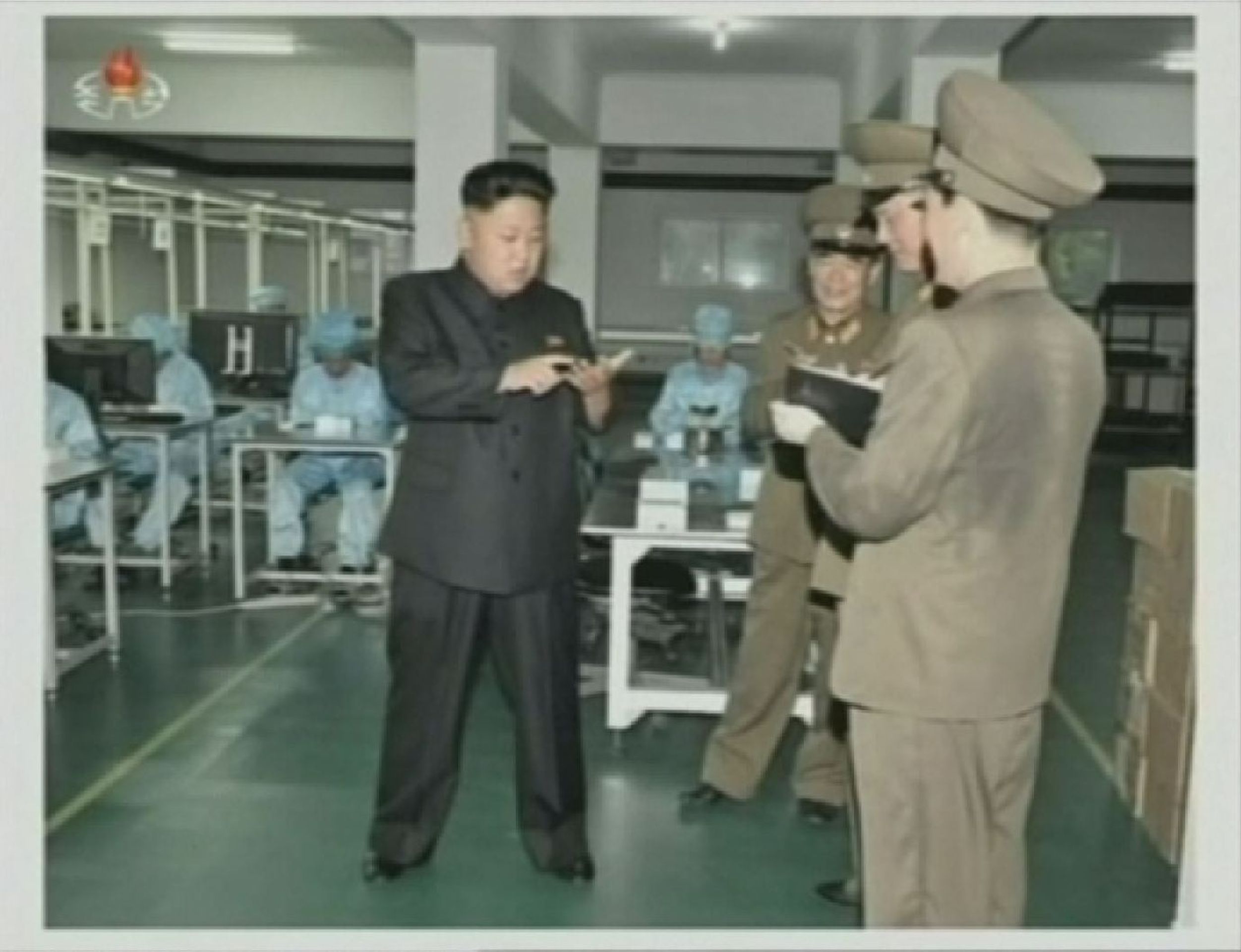 Kim Čong-un v údajné továrně na mobilní telefony - 1 - GALERIE: Kim Čong-un a nový korejský telefon z Číny (6/6)