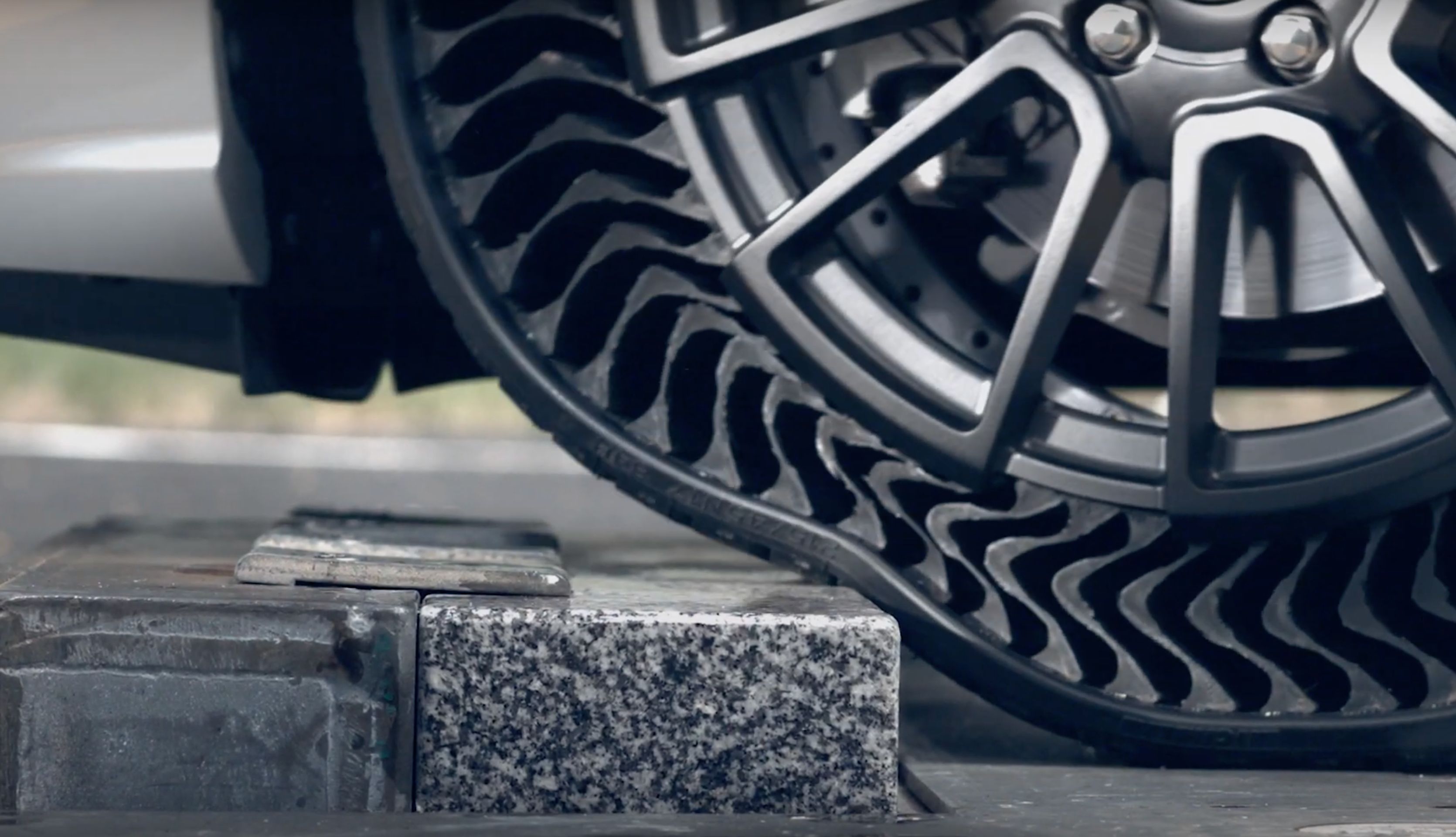 Bezvzduchové pneumatiky Uptis - Fotogalerie: Prototyp nezničitelných pneumatik od Michelinu (9/9)