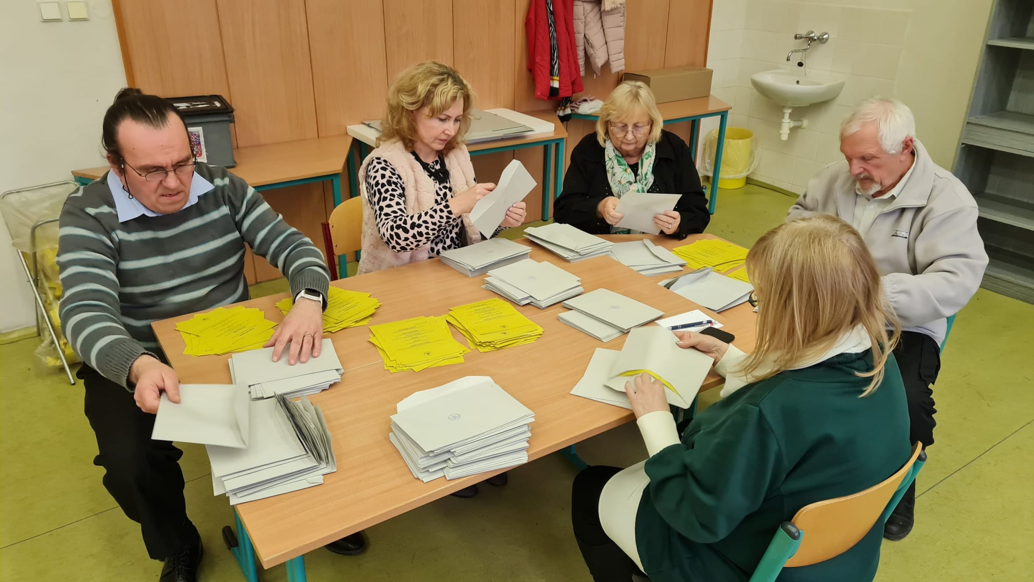 Volební místnost v Plzni (6) - Druhé kolo prezidentských voleb (30/35)