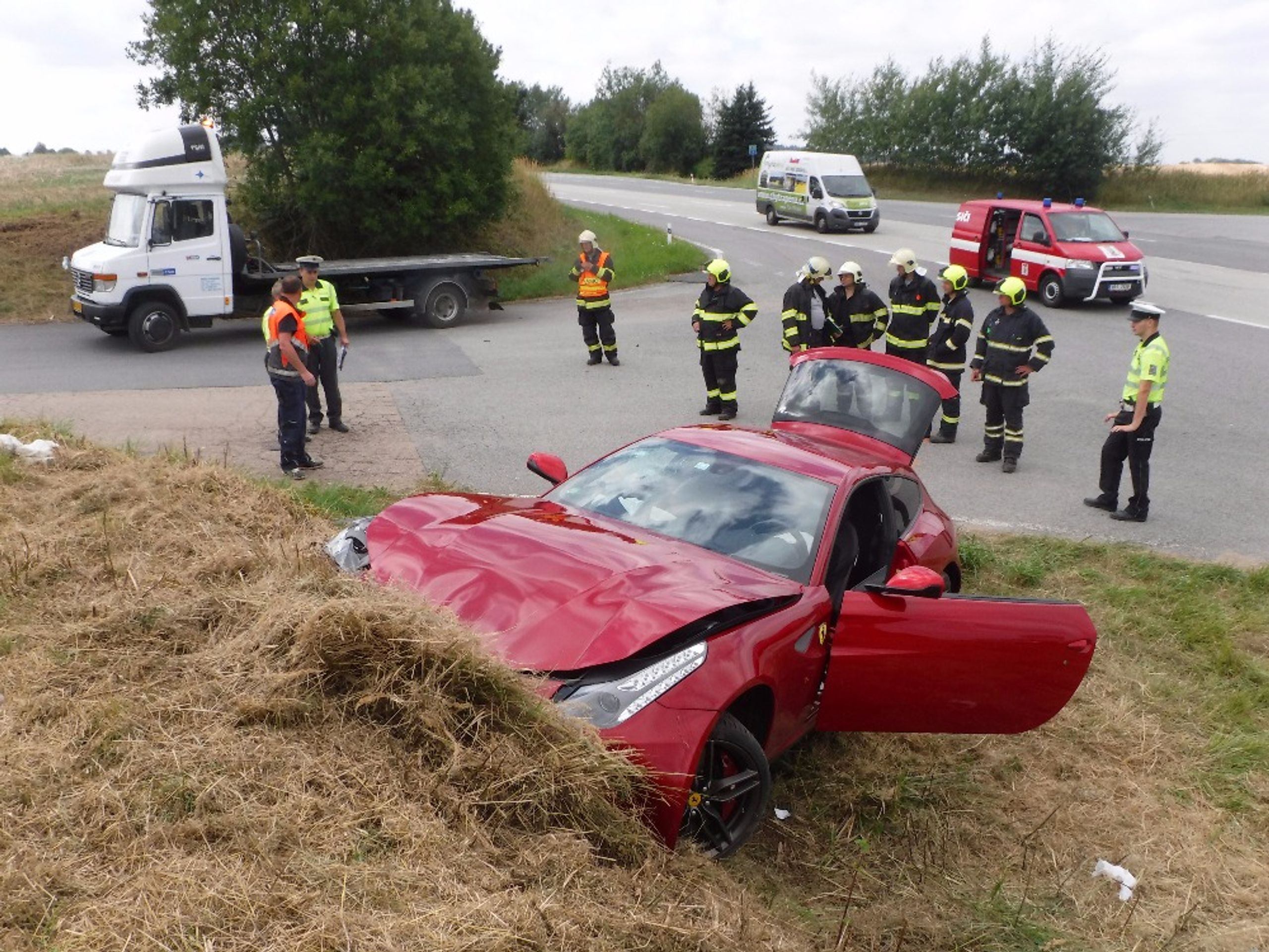 U Benešova bouralo Ferrari - GALERIE: U Benešova bouralo Ferrari (6/6)