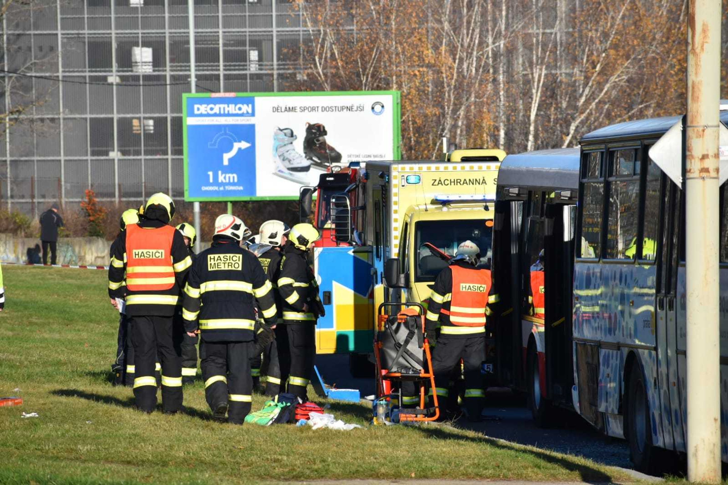 Nehoda dvou autobusů v Praze na Chodově - 3 - GALERIE: Nehoda dvou autobusů v Praze (3/10)