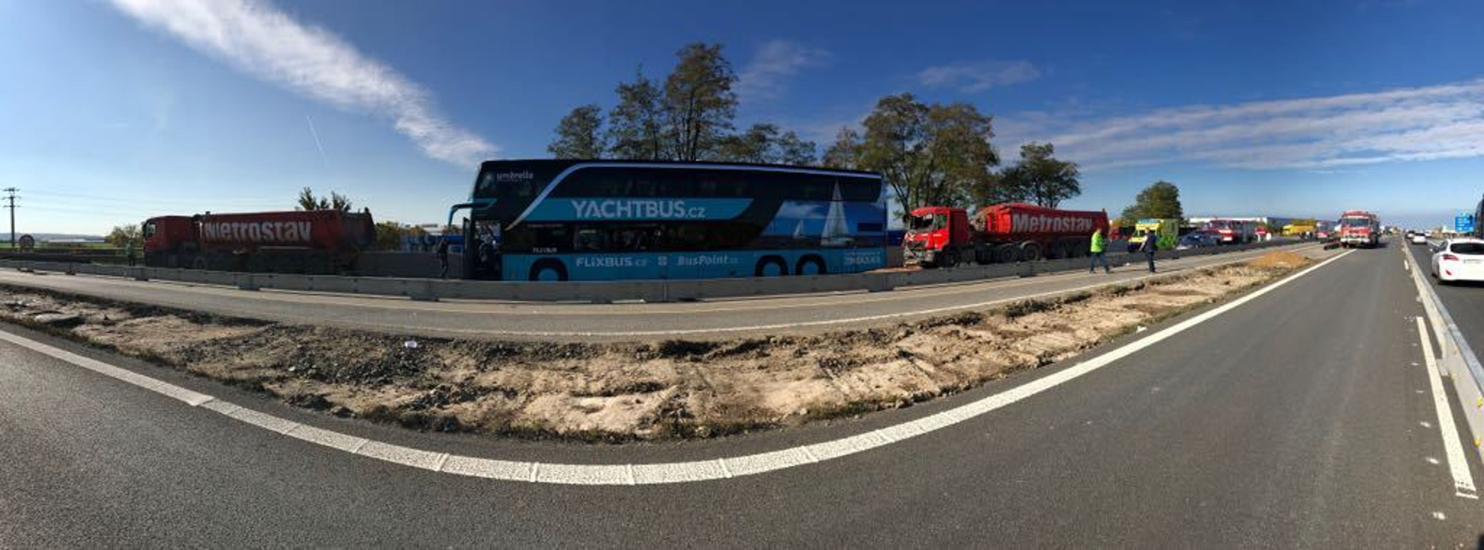 Autobus se srazil s kamionem na dálnici D8 - 14 - GALERIE: Nehoda autobusu a kamionu (6/13)