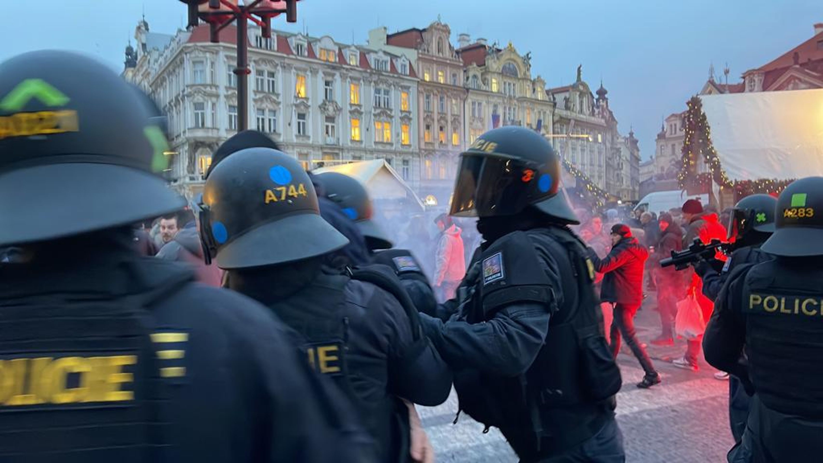 Policejní zákrok proti holandským fanouškům na Staroměstském náměstí (8) - Policejní zákrok proti holandským fanouškům (8/11)