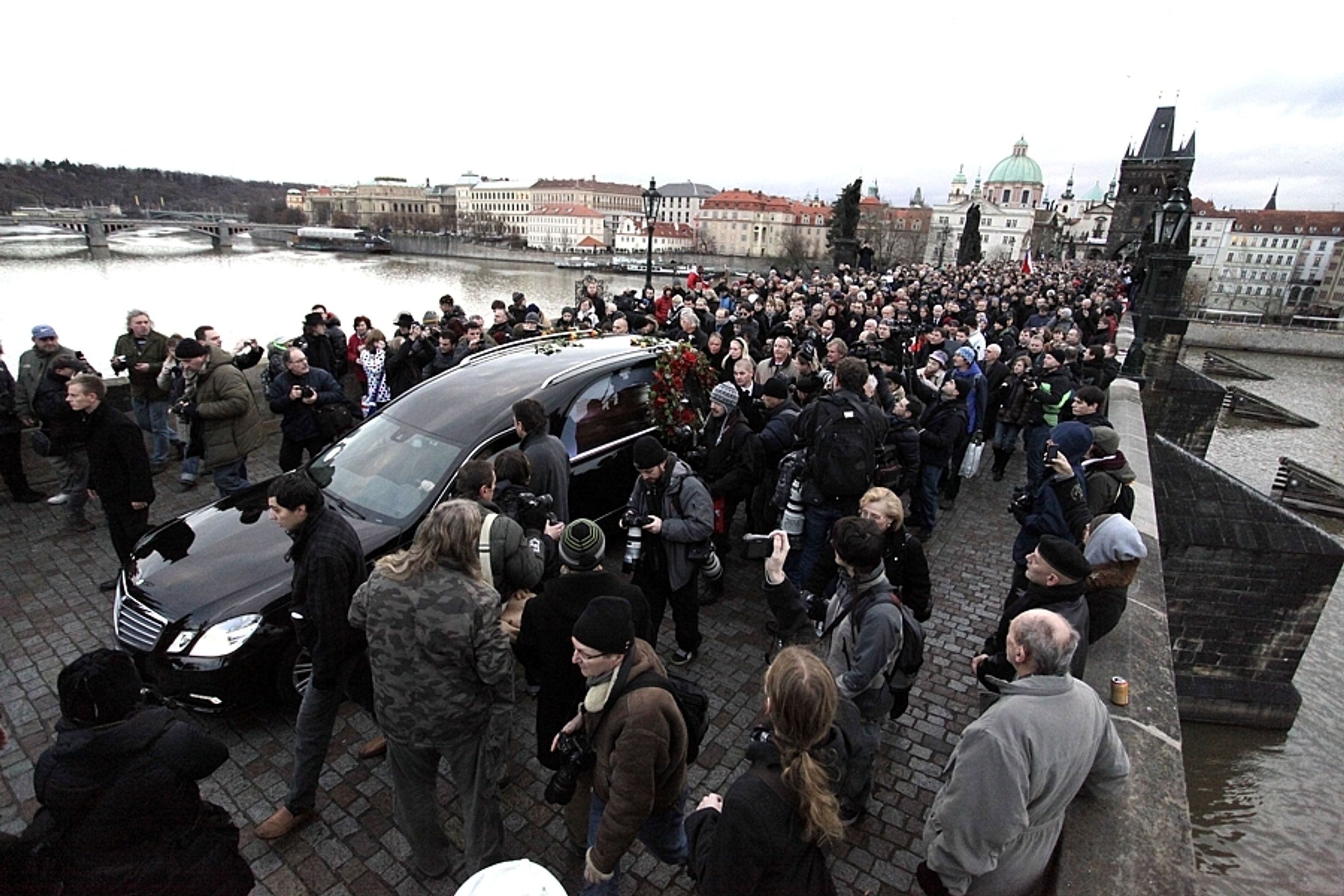 Průvod s rakví Václava Havla - 20 - GALERIE: Smuteční průvod za Václava Havla (10/28)