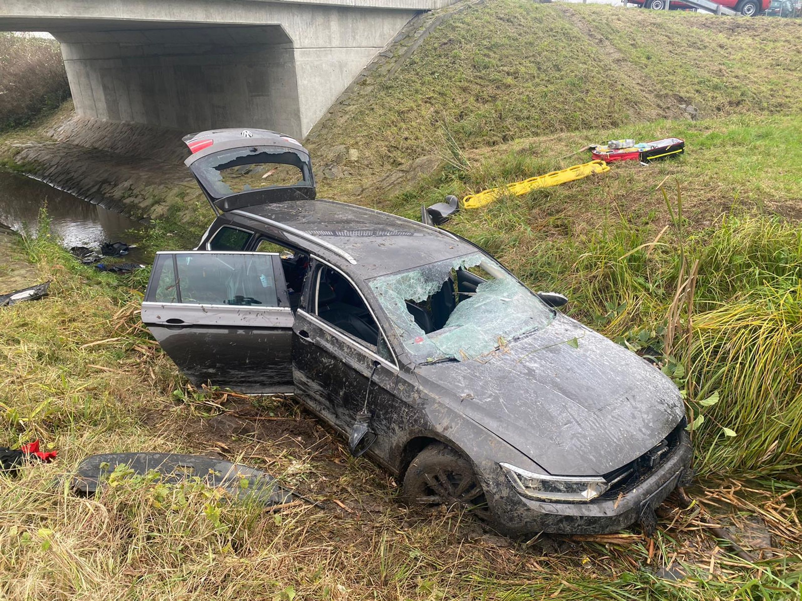 Auto po nehodě skončilo v potoce - 4 - GALERIE: Na Mladoboleslavsku skončilo auto v potoce (1/4)