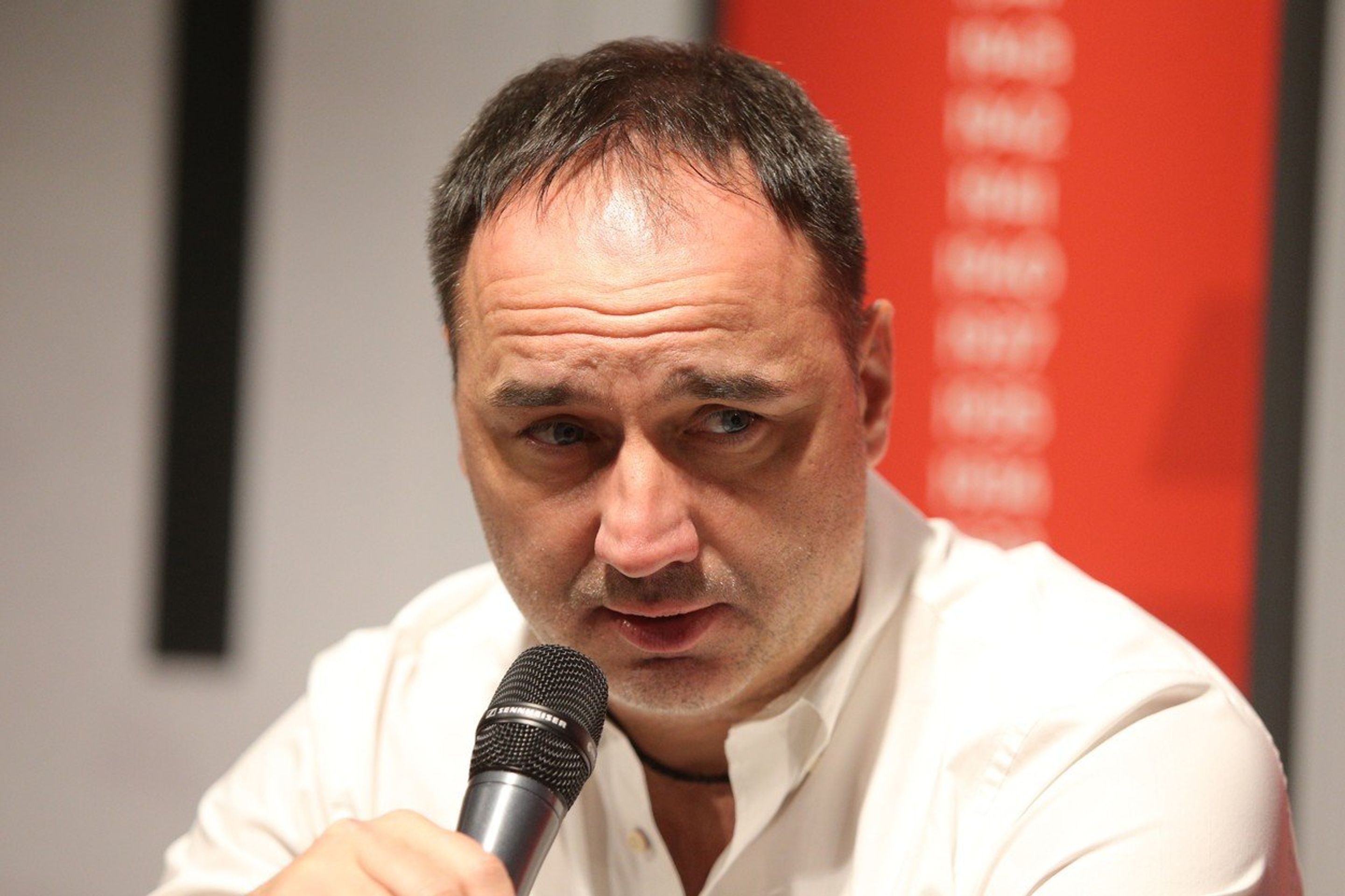 Jindřich Trpišovský - GALERIE: Trenér Slavie Praha se zranil a musel na operaci (5/5)
