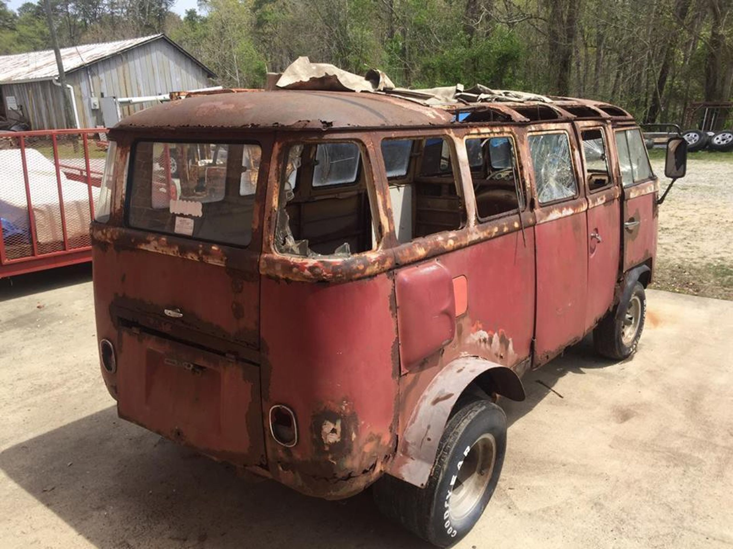 vrak - 34 - GALERIE: VW Bus - zrezlý šrot za stovky tisíc (11/22)