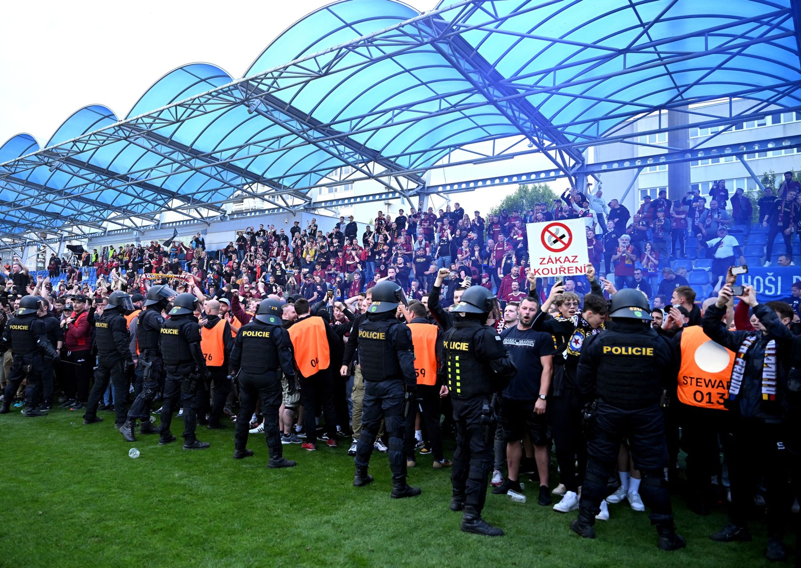Policejní těžkooděnci zasahovali proti fanouškům Sparty oslavujícím mistrovský titul, 18. 5. 2024 (4) - Zásah policistů proti fanouškům Sparty (2/4)