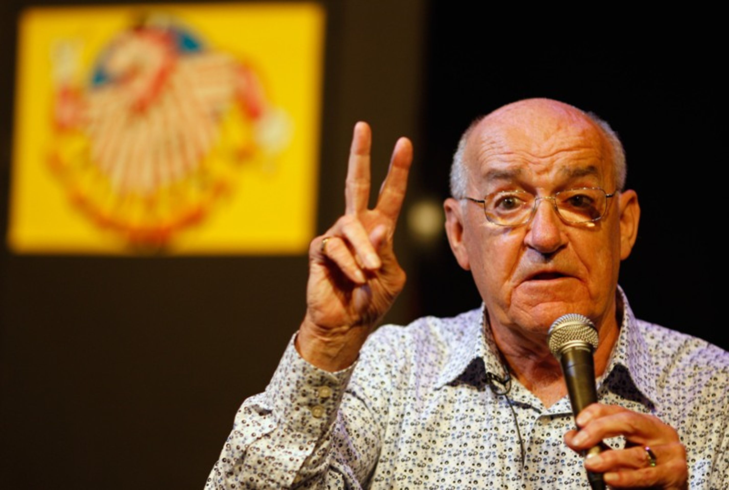 Jim Bowen - komik - GALERIE: Kdo by mohl být dvojníkem papeže Františka? (1/6)