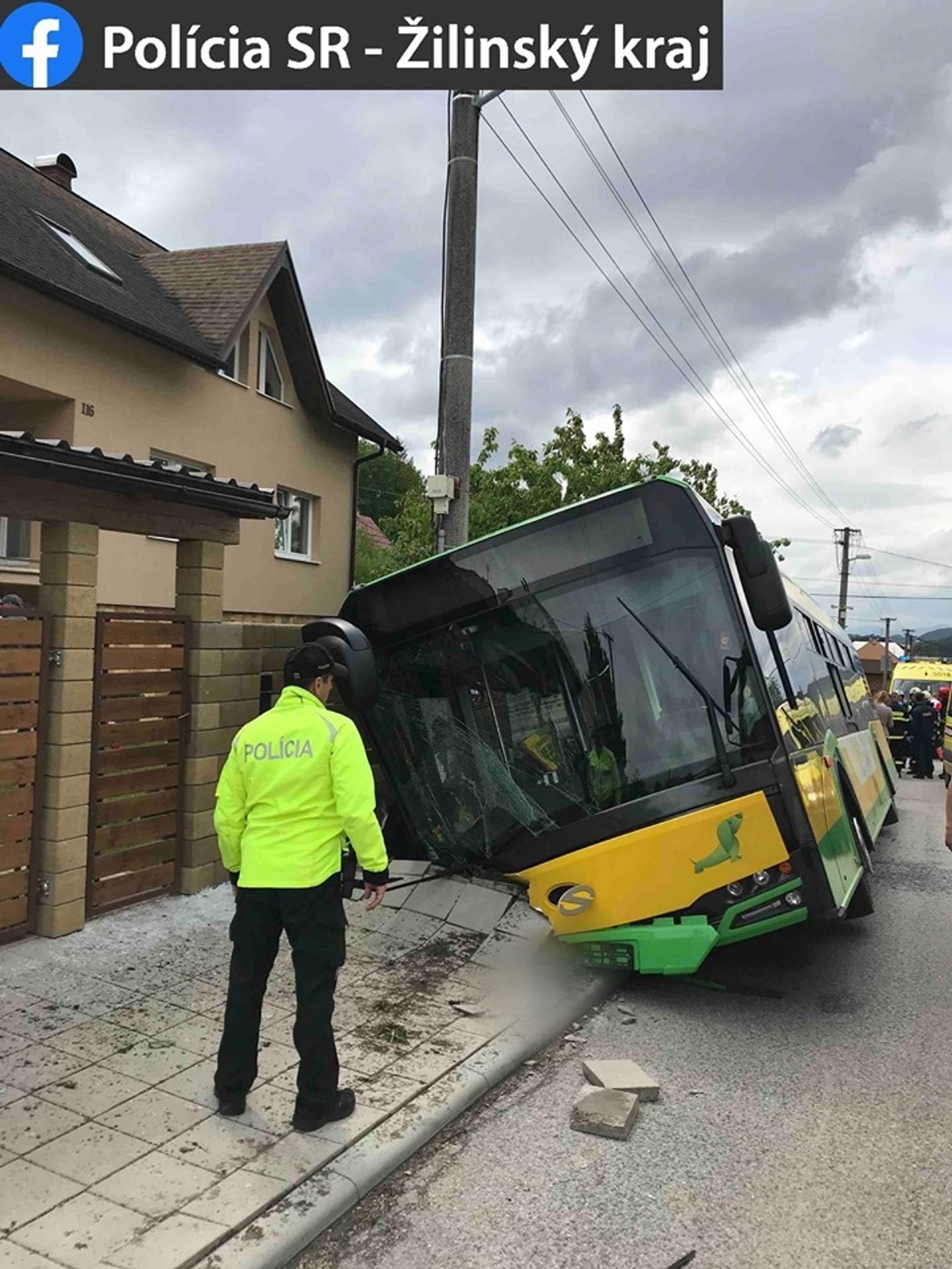 Nehoda autobusu v Žilině - 3 - GALERIE: Nehoda autobusu v Žilině (3/4)